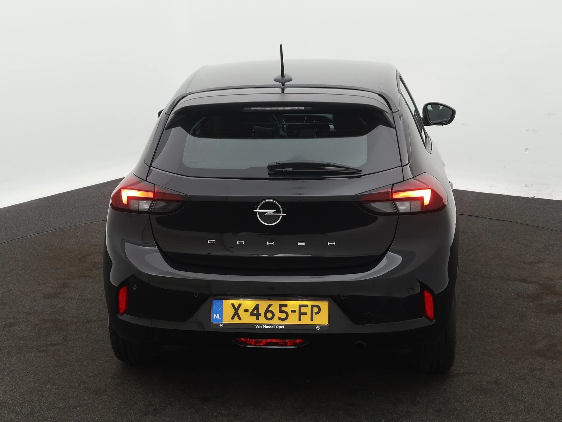 Opel Corsa met kenteken X-465-FP – autofoto 4