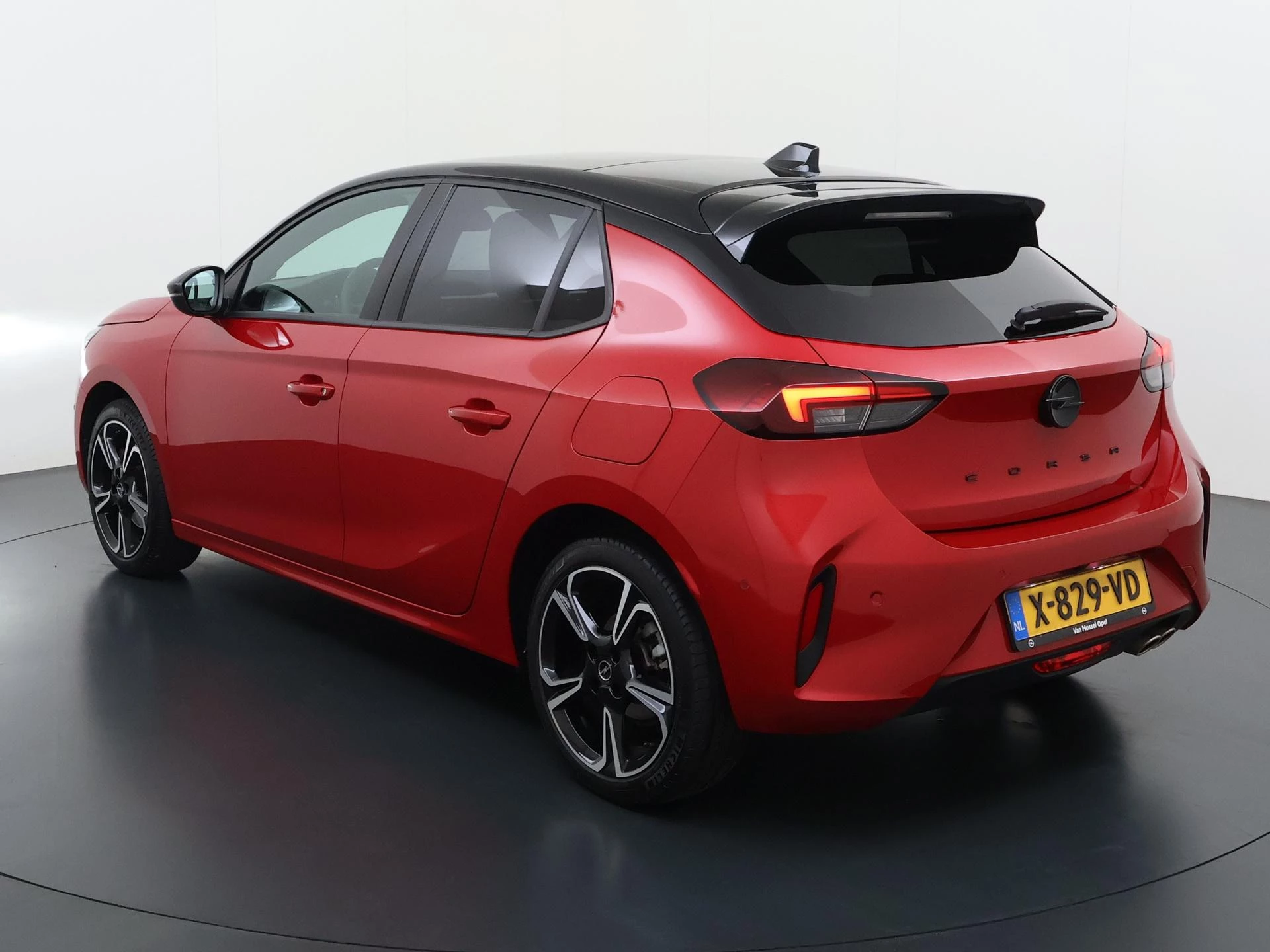 Opel Corsa met kenteken X-829-VD – autofoto 4