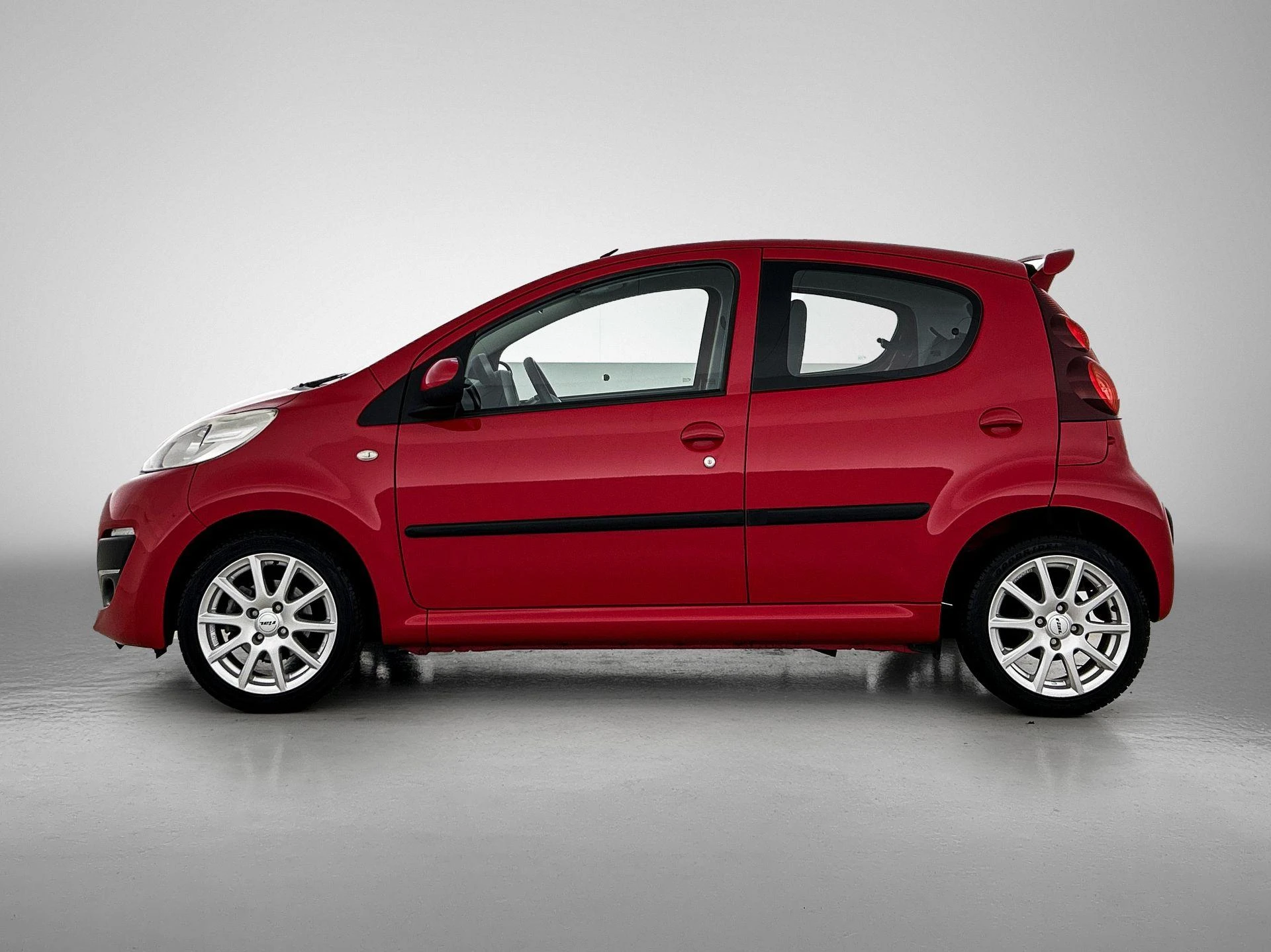 Peugeot 107 met kenteken 51100 – autofoto 4