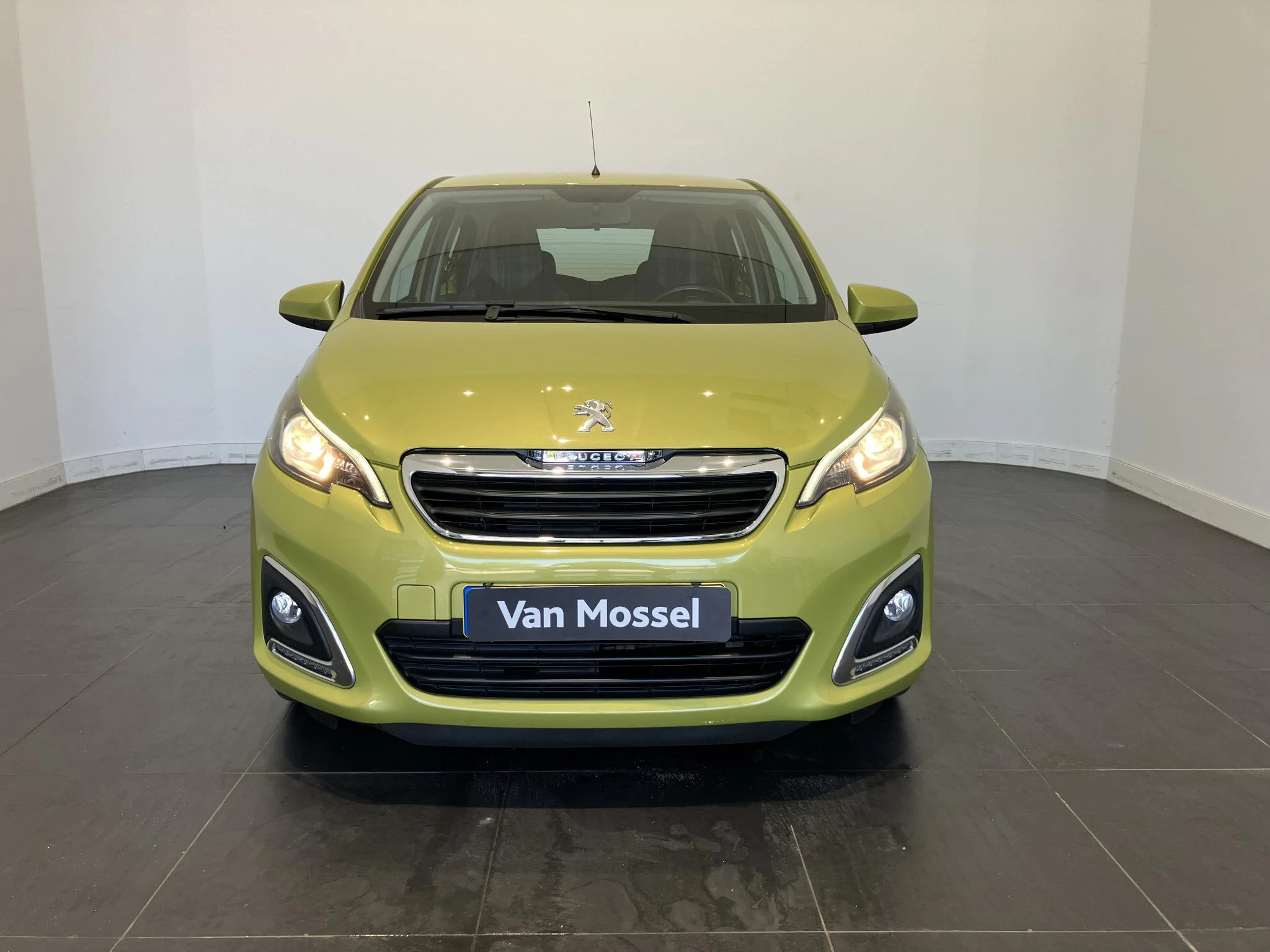 Peugeot 108 met kenteken 42100 – autofoto 5