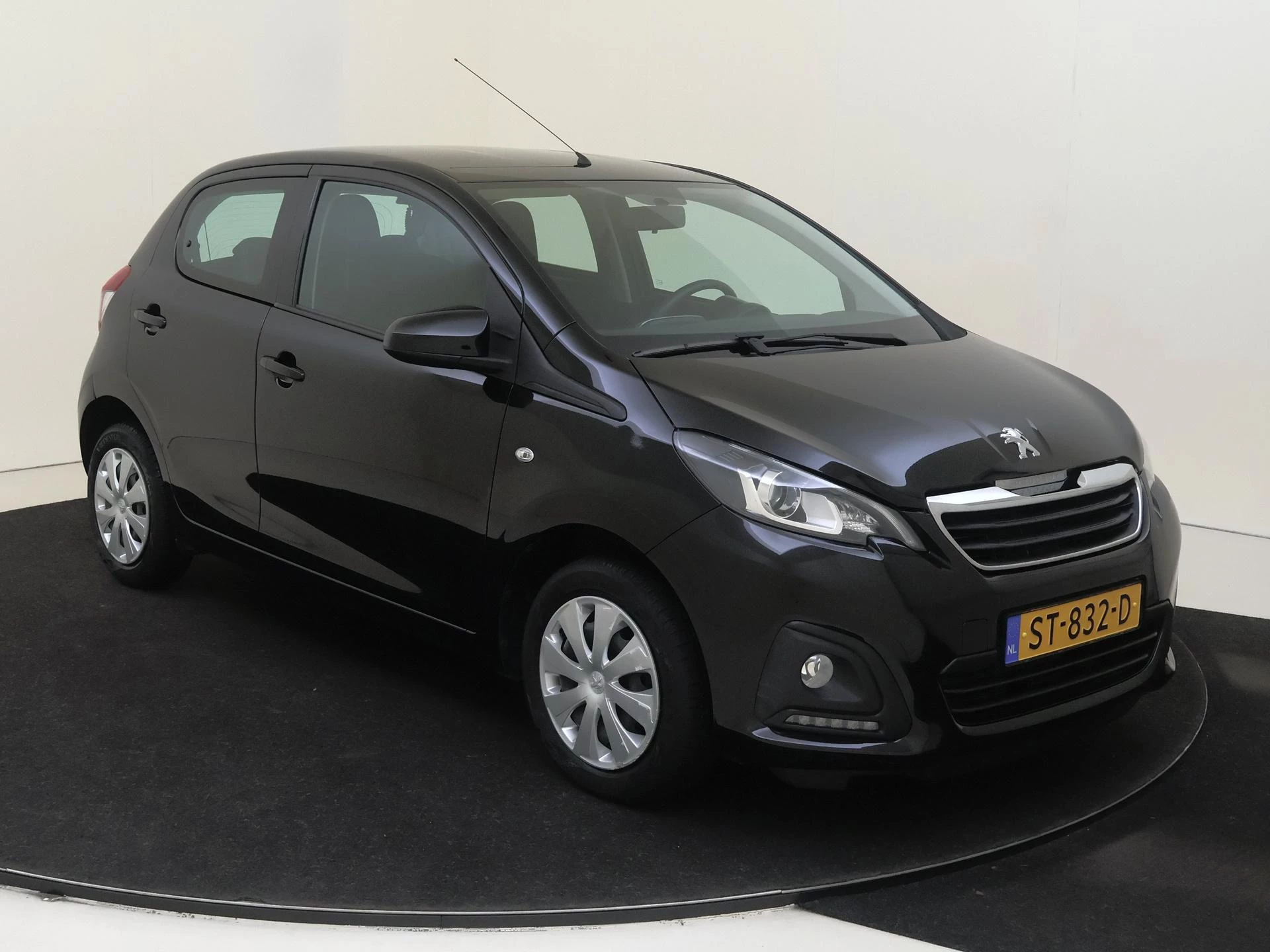 Peugeot 108 met kenteken 45100 – autofoto 3