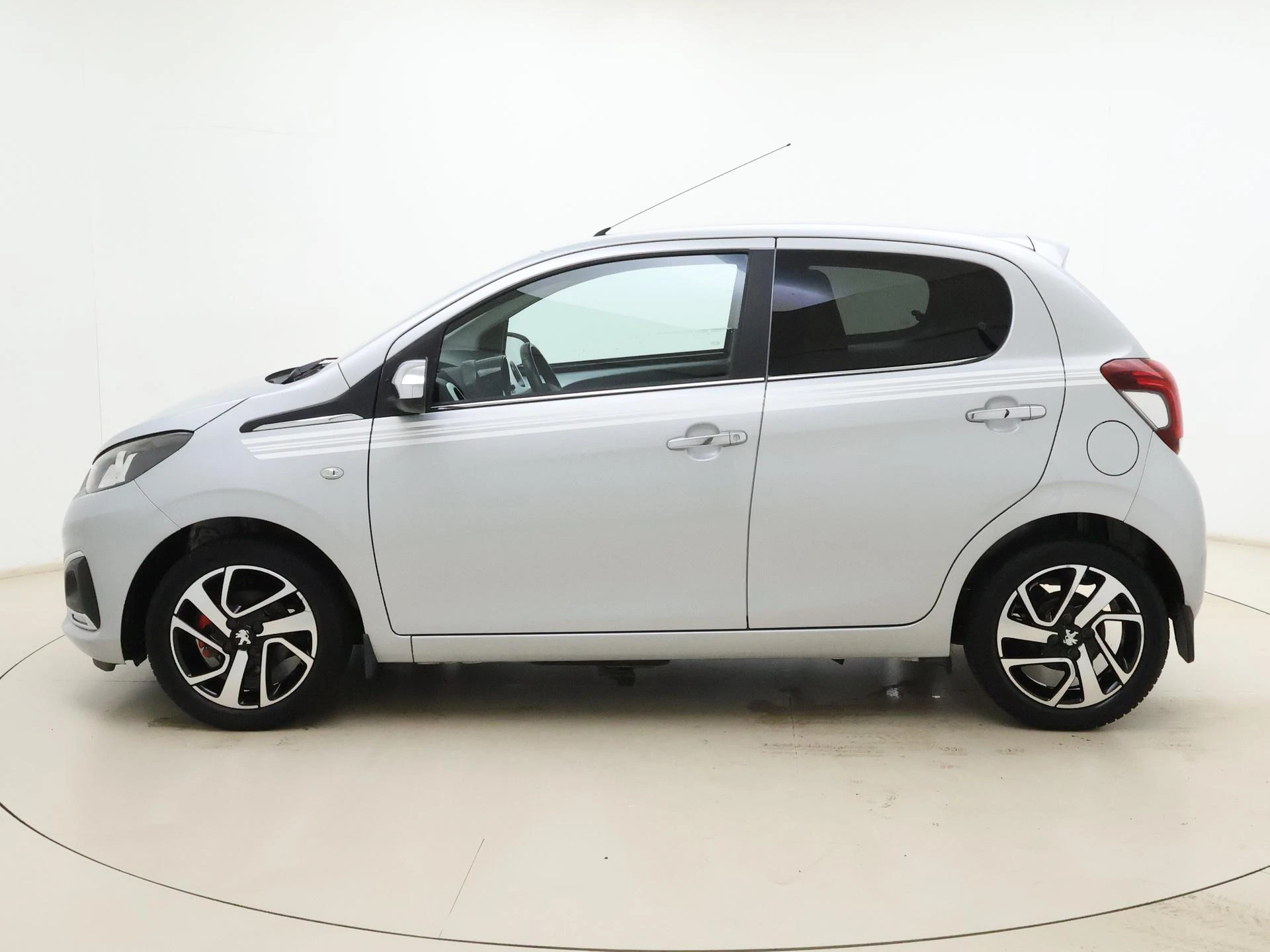 Peugeot 108 met kenteken 45100 – autofoto 3