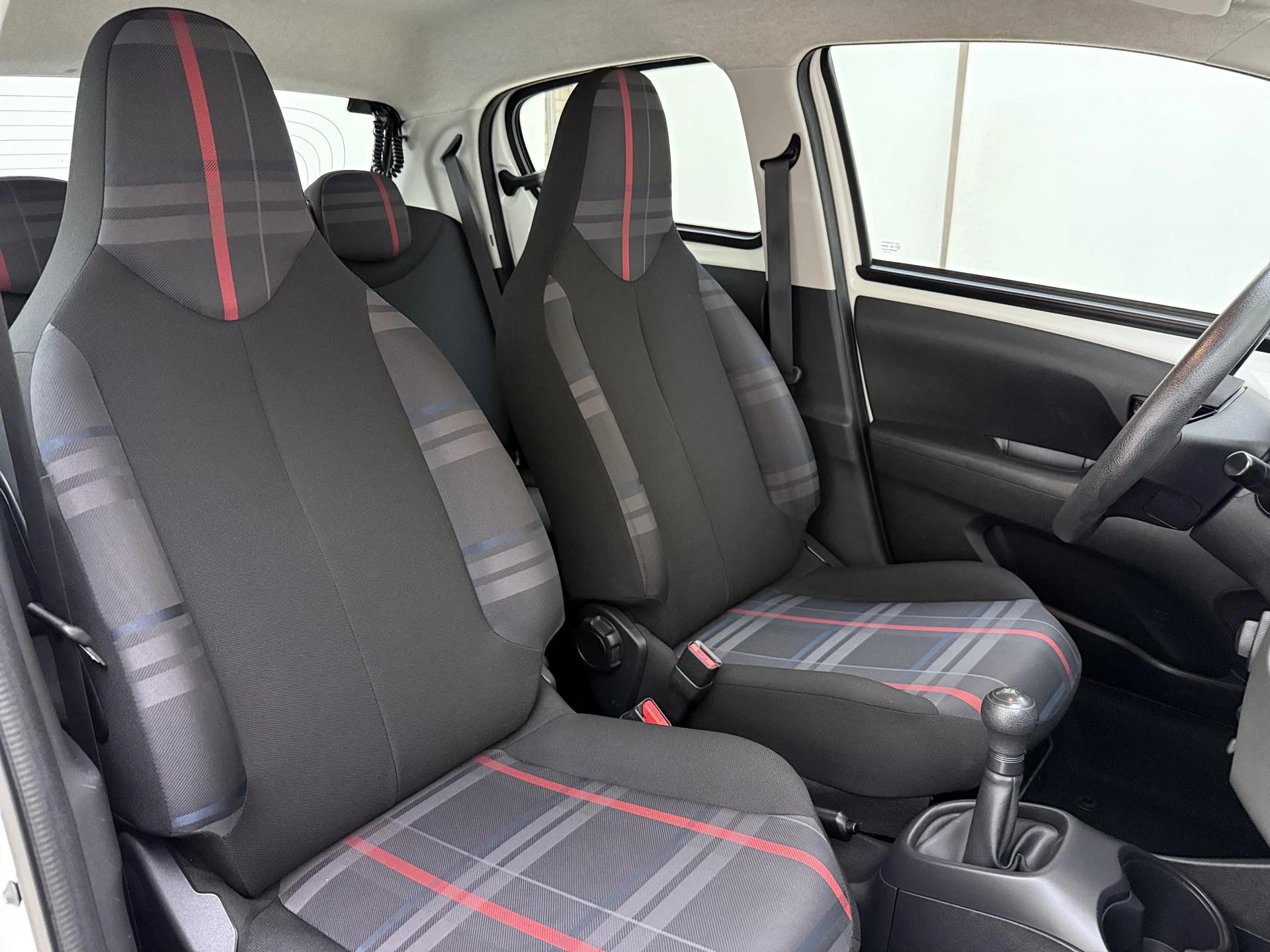 Peugeot 108 met kenteken 45100 – autofoto 5