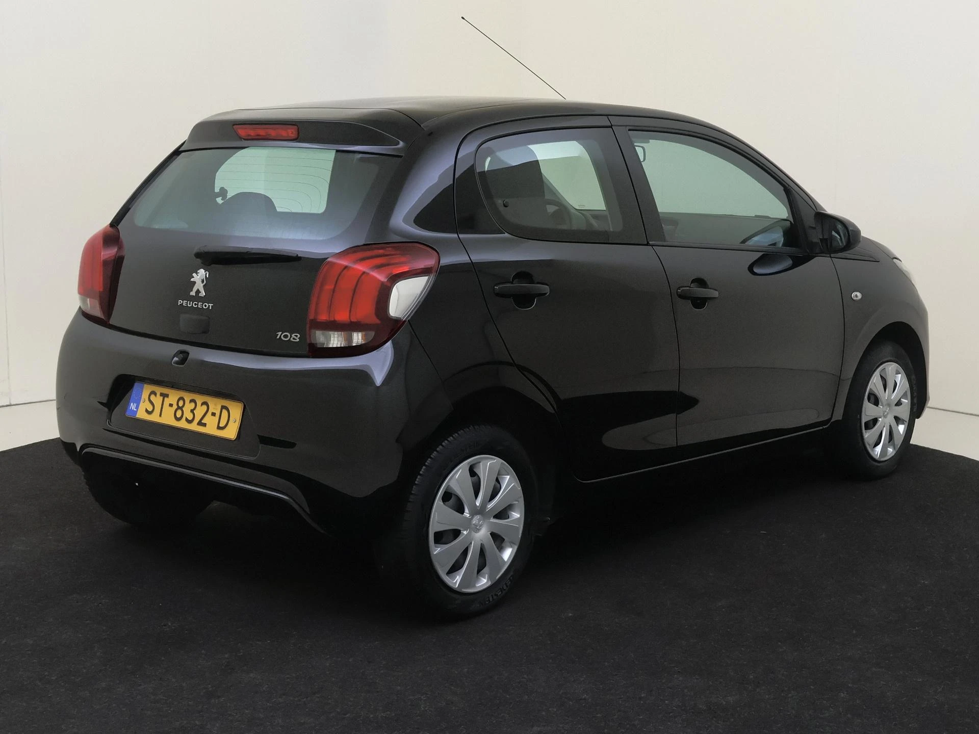 Peugeot 108 met kenteken 45100 – autofoto 5