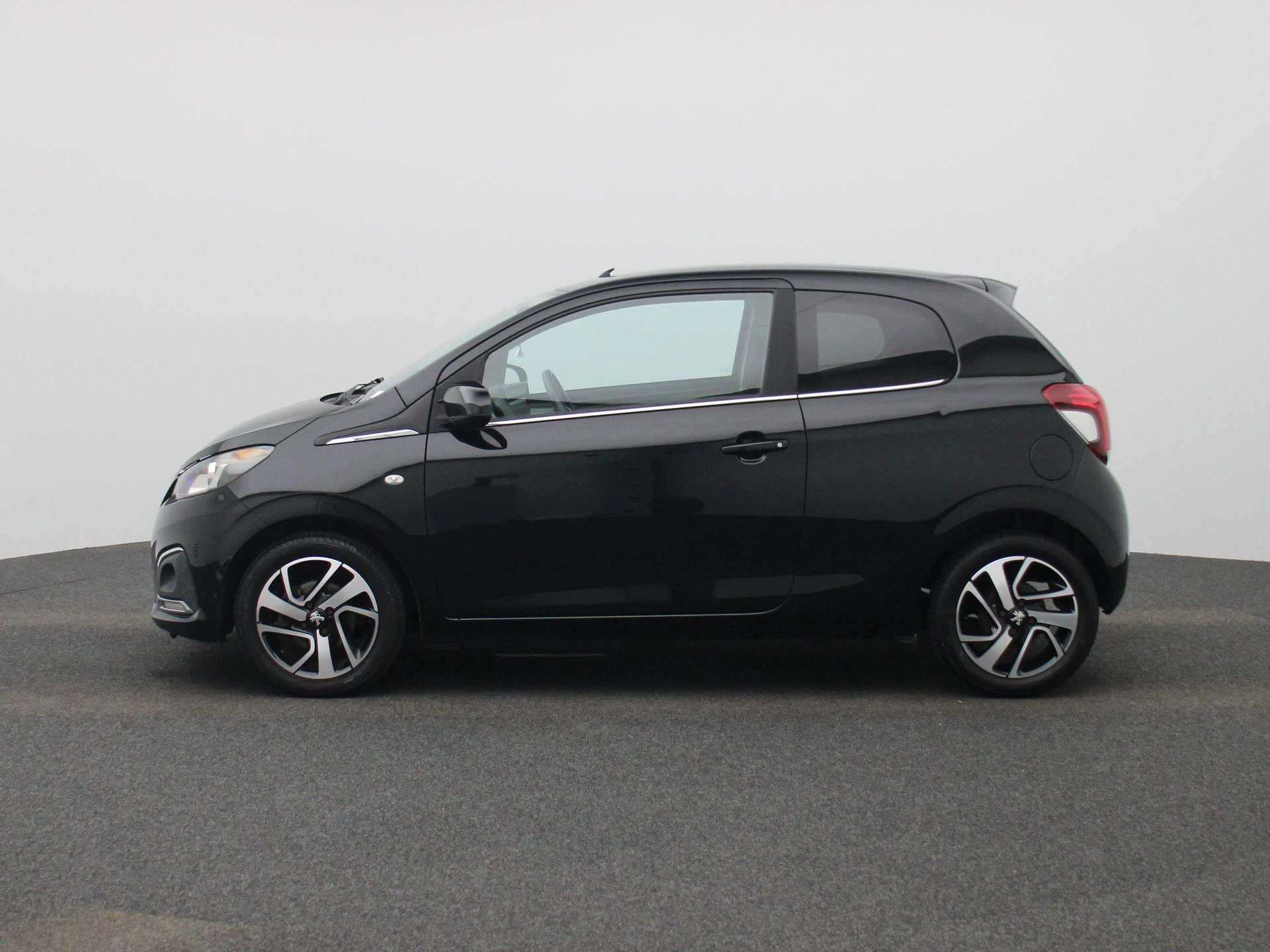 Peugeot 108 met kenteken 45100 – autofoto 5