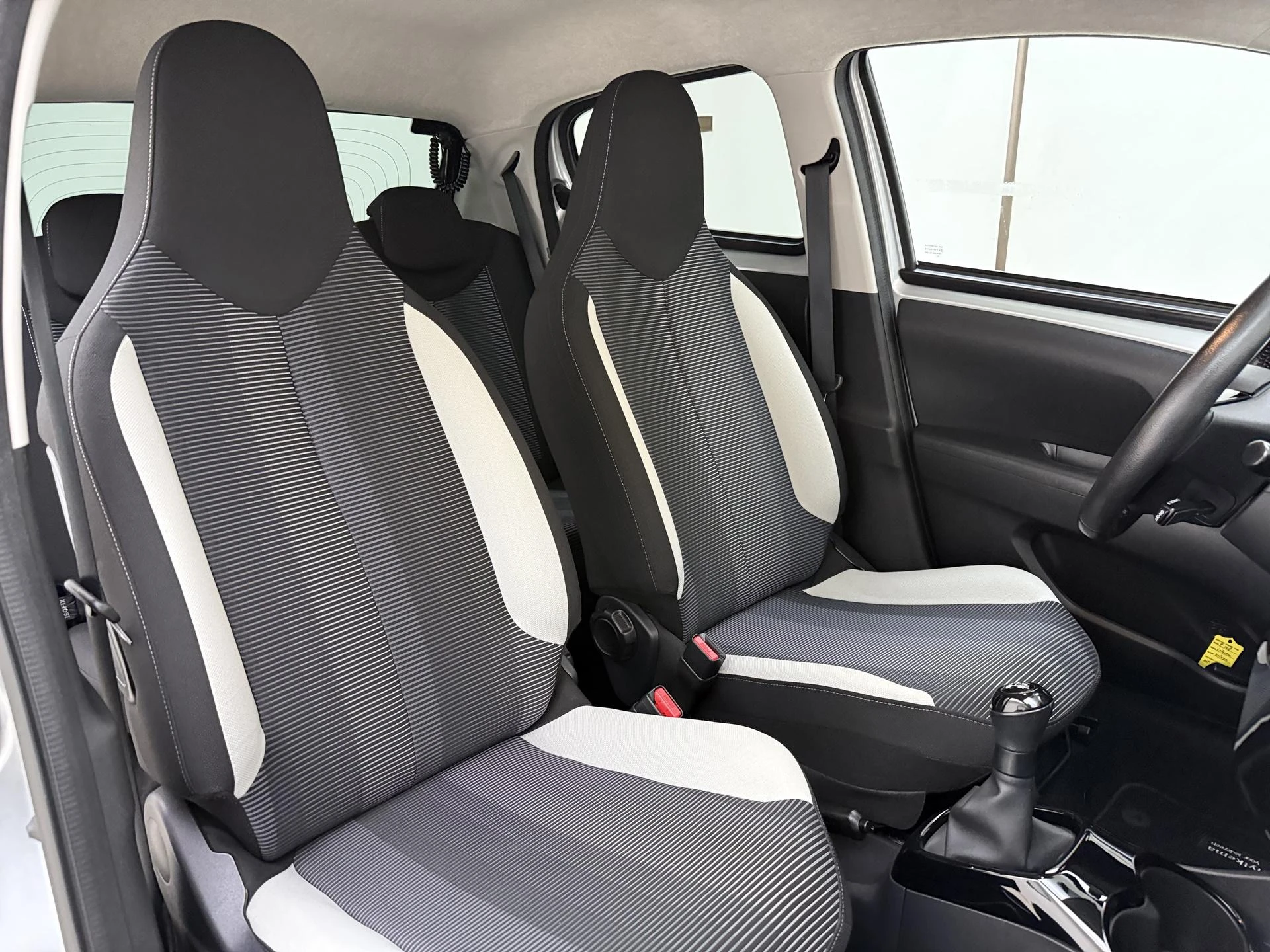 Peugeot 108 met kenteken 45100 – autofoto 5