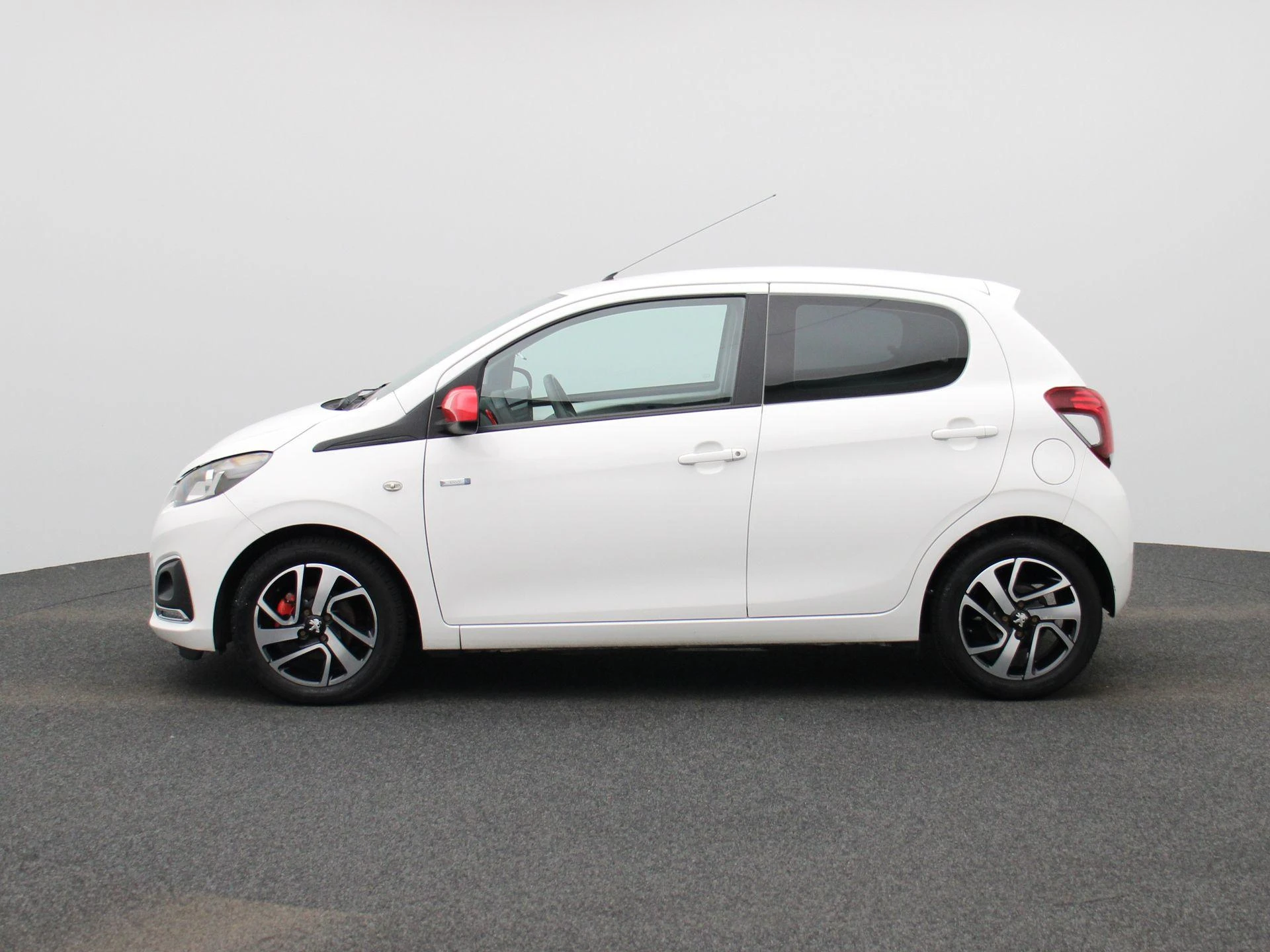 Peugeot 108 met kenteken 45100 – autofoto 5
