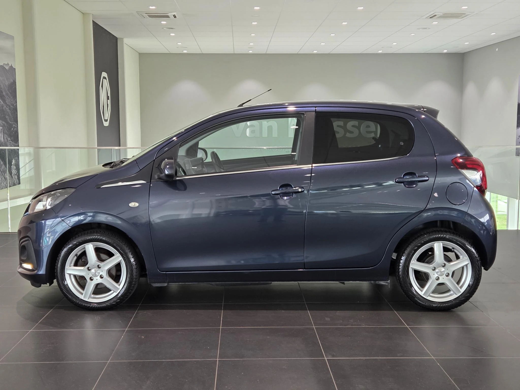 Peugeot 108 met kenteken 45100 – autofoto 5