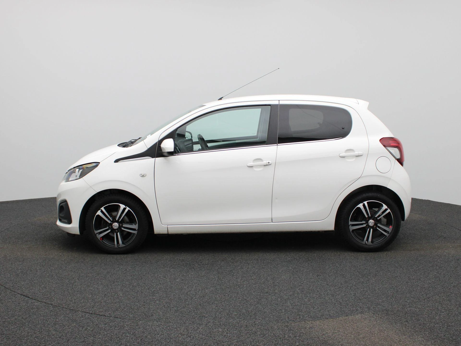 Peugeot 108 met kenteken 50100 – autofoto 5