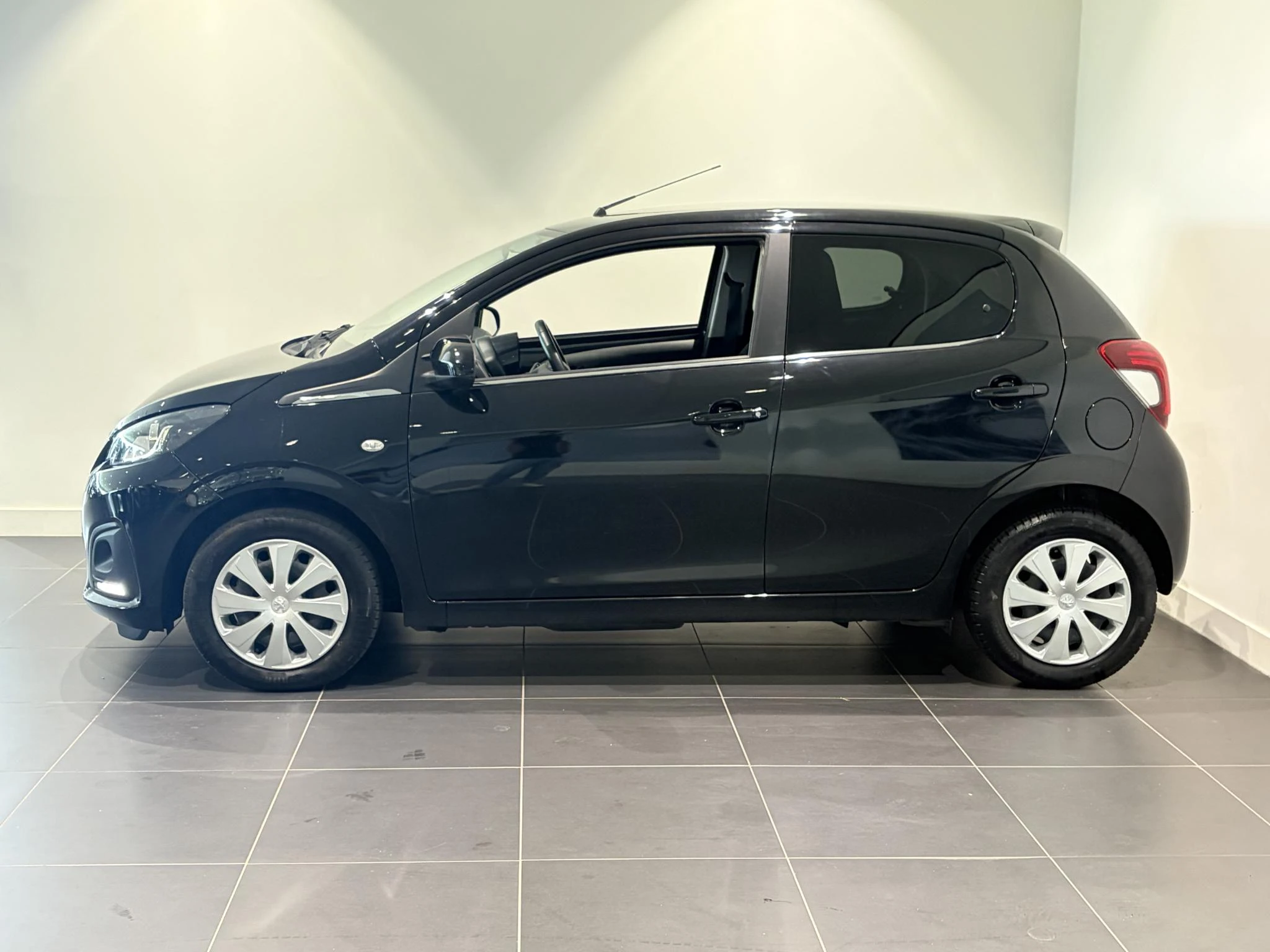 Peugeot 108 met kenteken L-500-RB – autofoto 5
