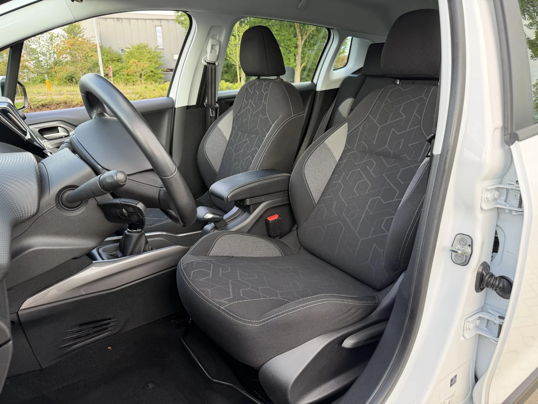 Peugeot 2008 met kenteken 44100 – autofoto 4