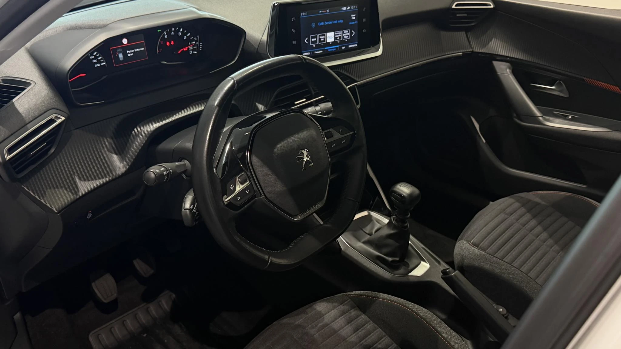 Peugeot 2008 met kenteken 55100 – autofoto 4