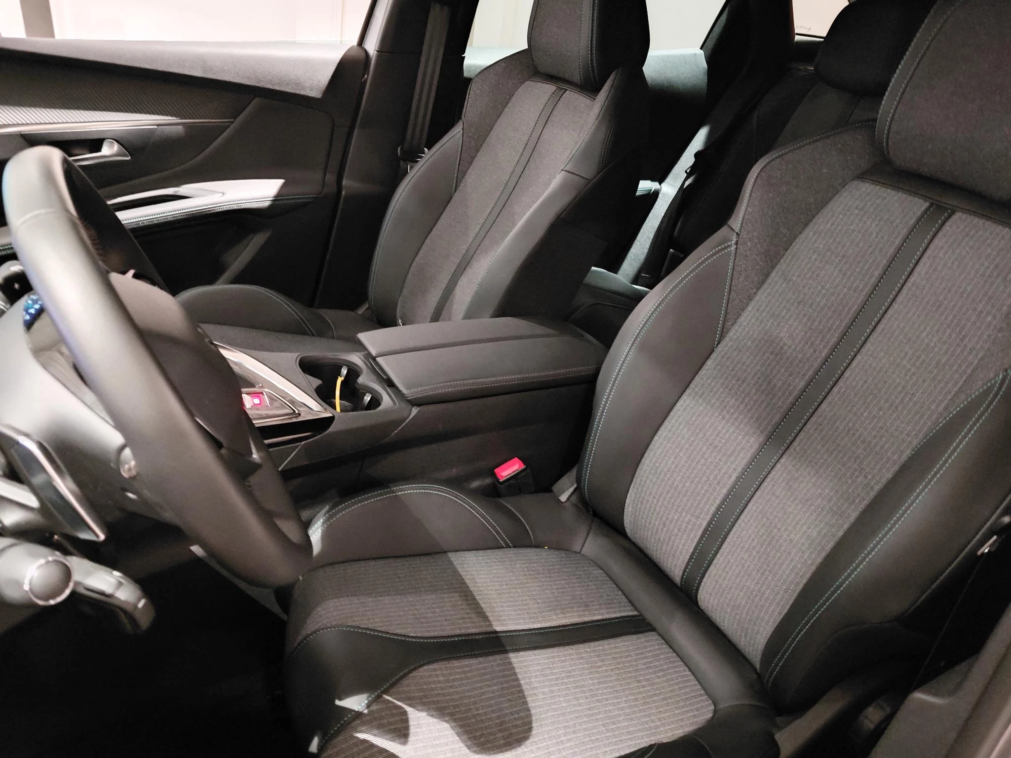 Peugeot 3008 met kenteken 17100 – autofoto 4