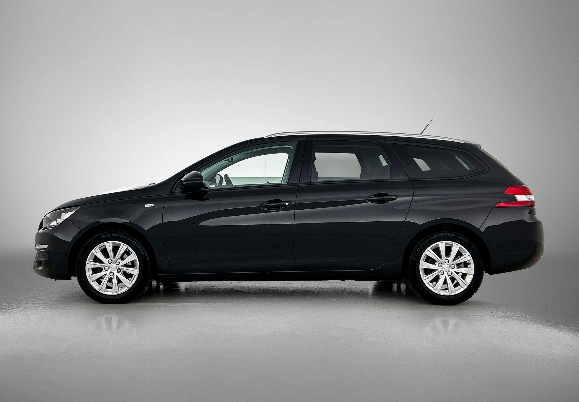 Peugeot 308 met kenteken 46100 – autofoto 4