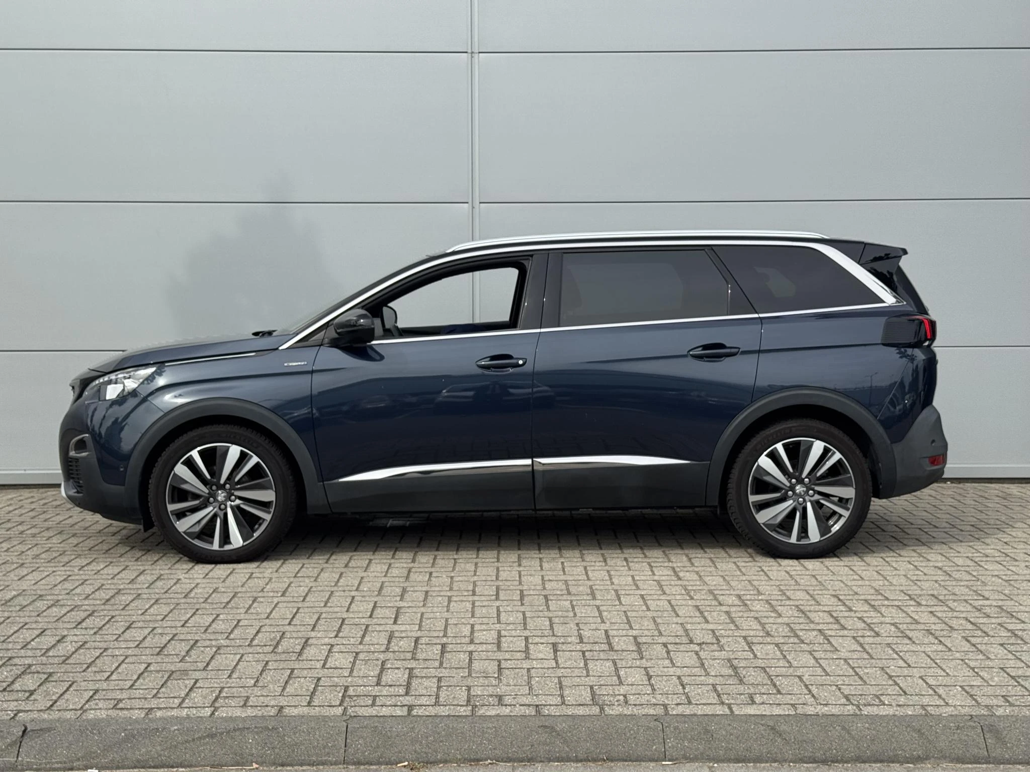 Peugeot 5008 met kenteken 70100 – autofoto 5
