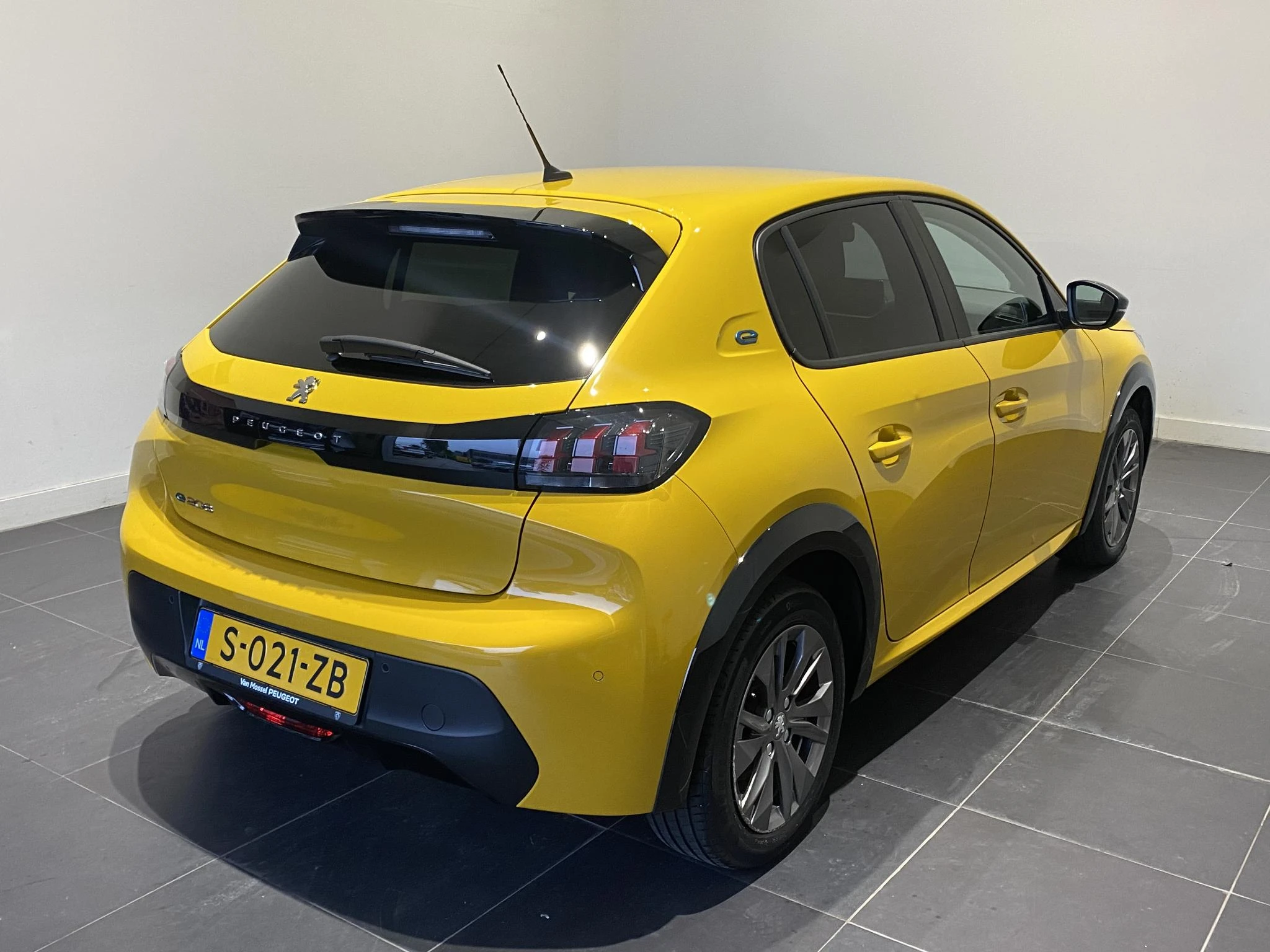 Peugeot E-208 – autofoto 4