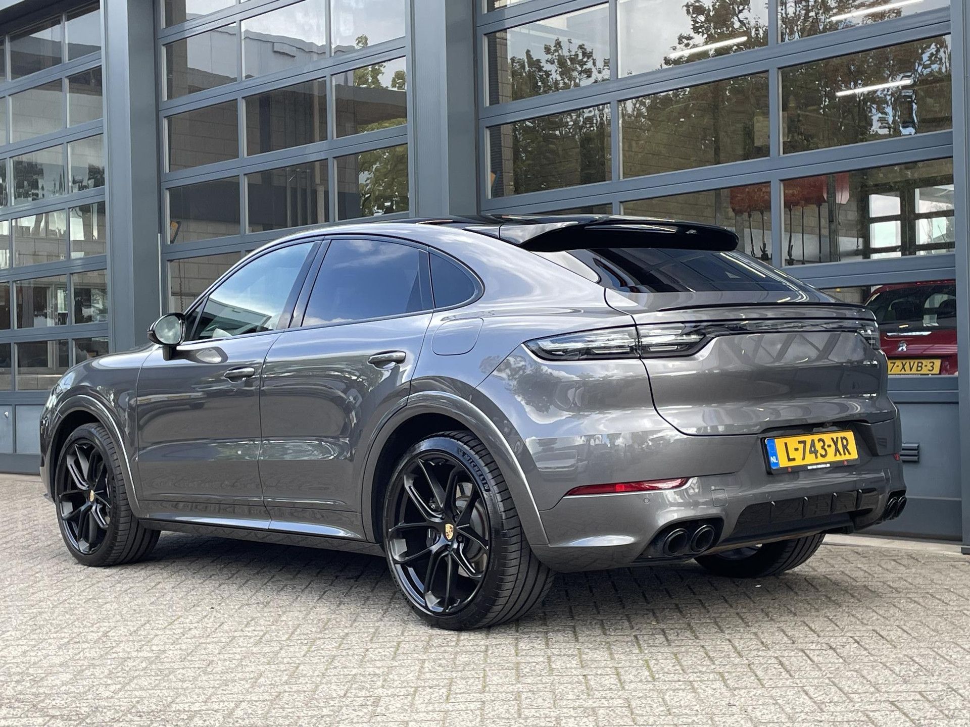 Porsche Cayenne met kenteken L-743-XR – autofoto 2