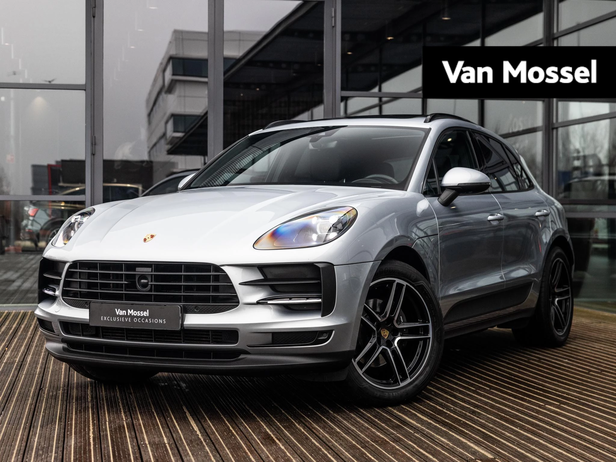 Porsche Macan met kenteken 95100 – autofoto 2