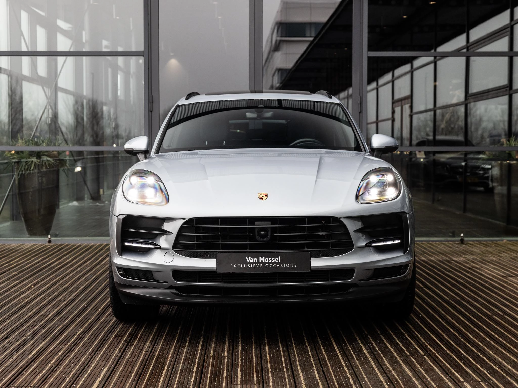Porsche Macan met kenteken 95100 – autofoto 4