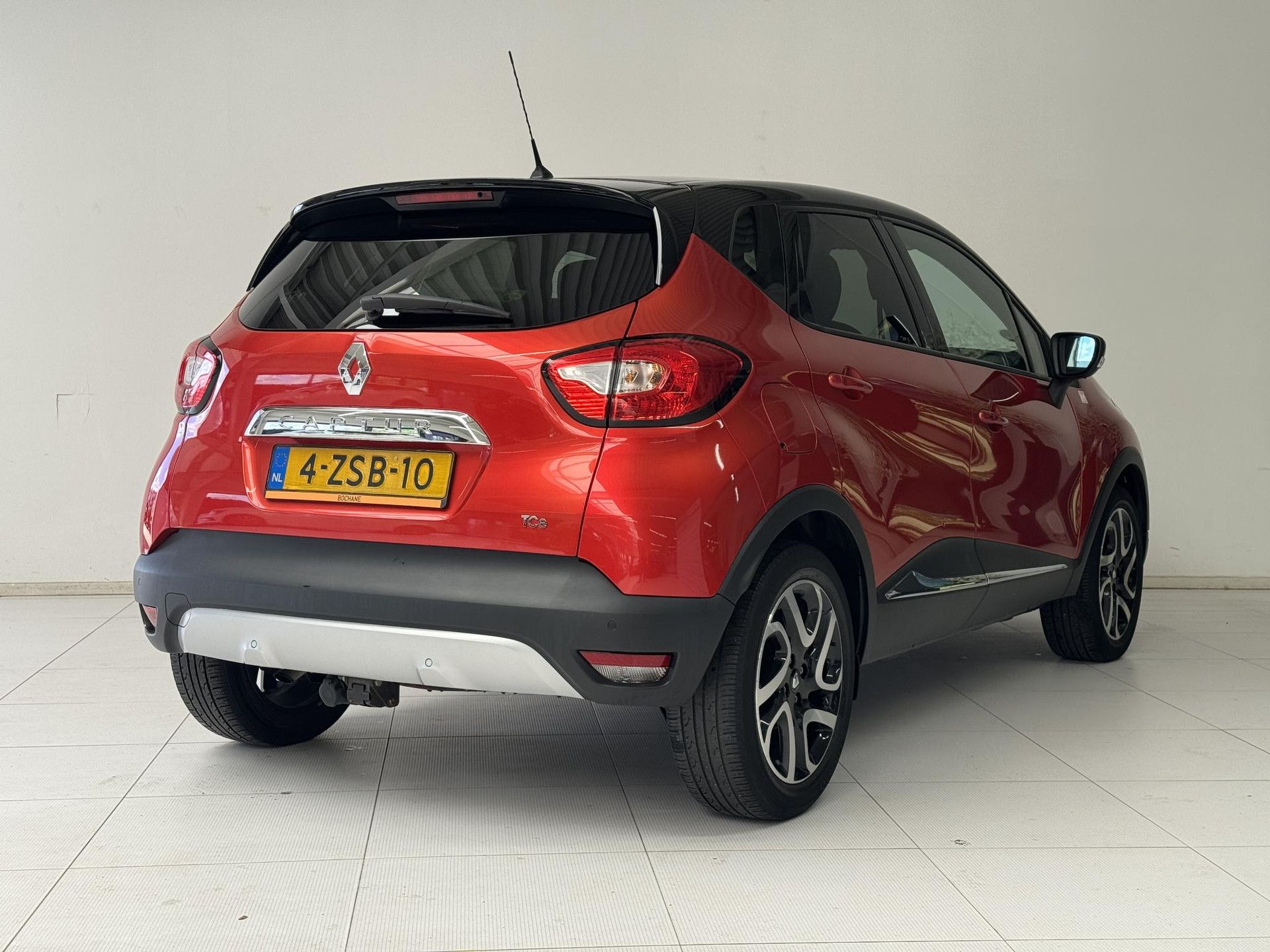 Renault Captur met kenteken 4-ZSB-10 – autofoto 2
