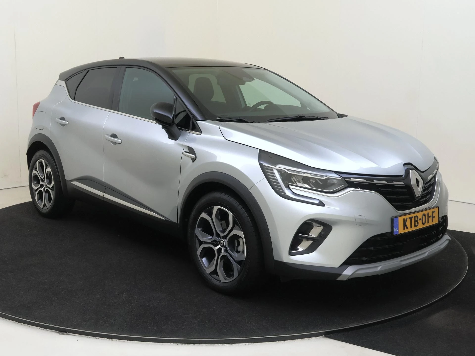 Renault Captur met kenteken 47 – autofoto 3