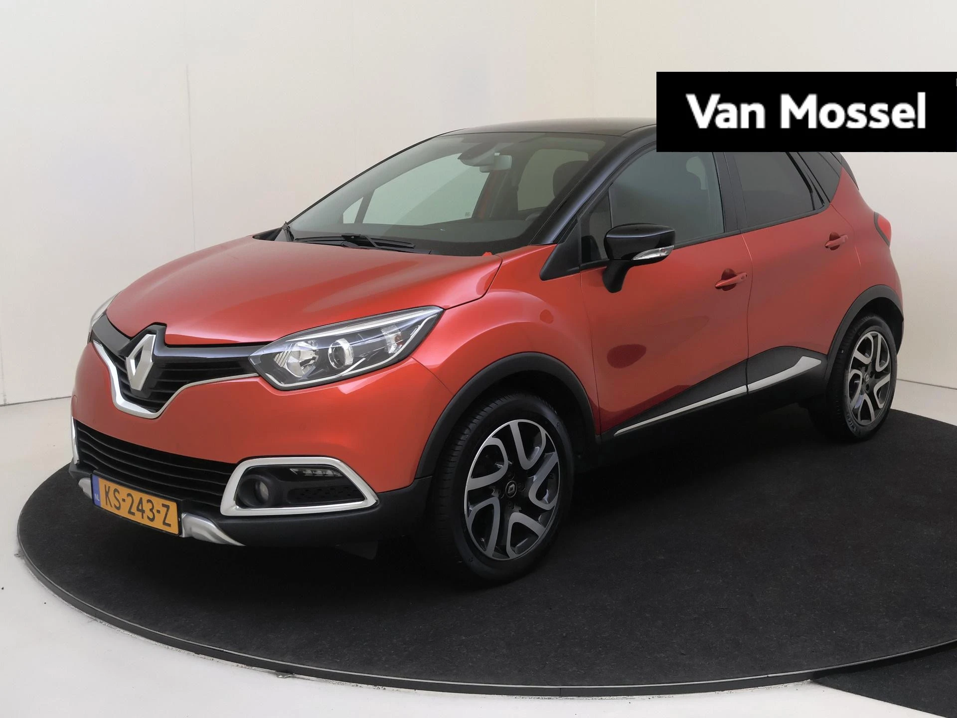 Renault Captur met kenteken 60100 – autofoto 2