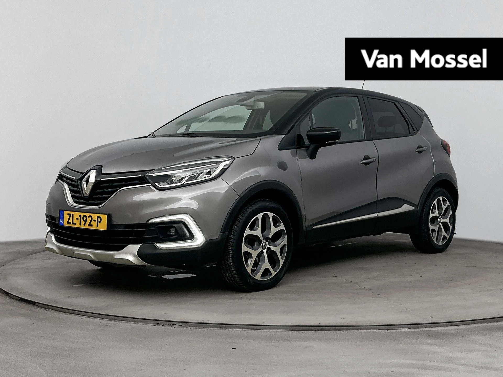 Renault Captur met kenteken 60100 – autofoto 2