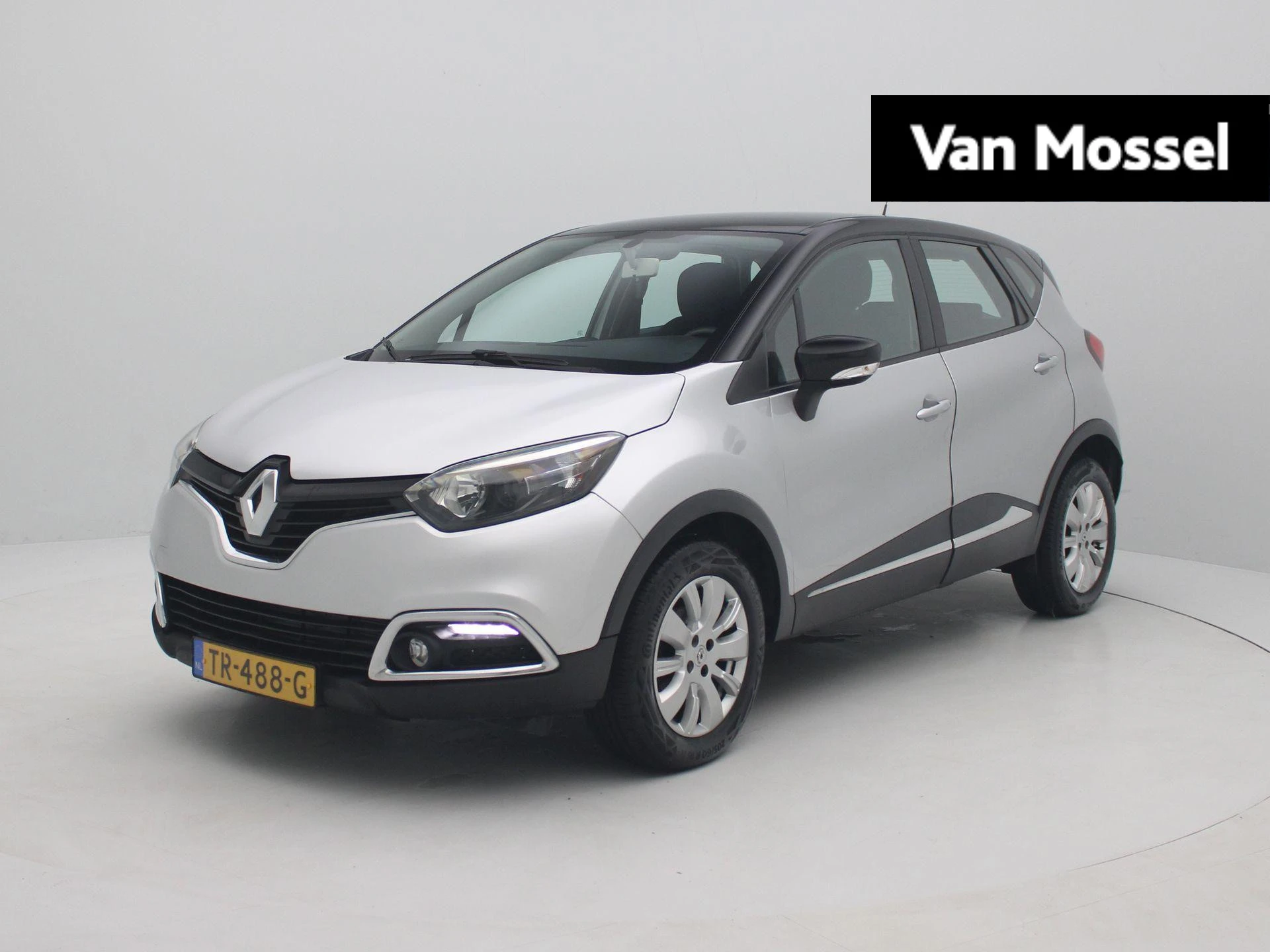 Renault Captur met kenteken 60100 – autofoto 2
