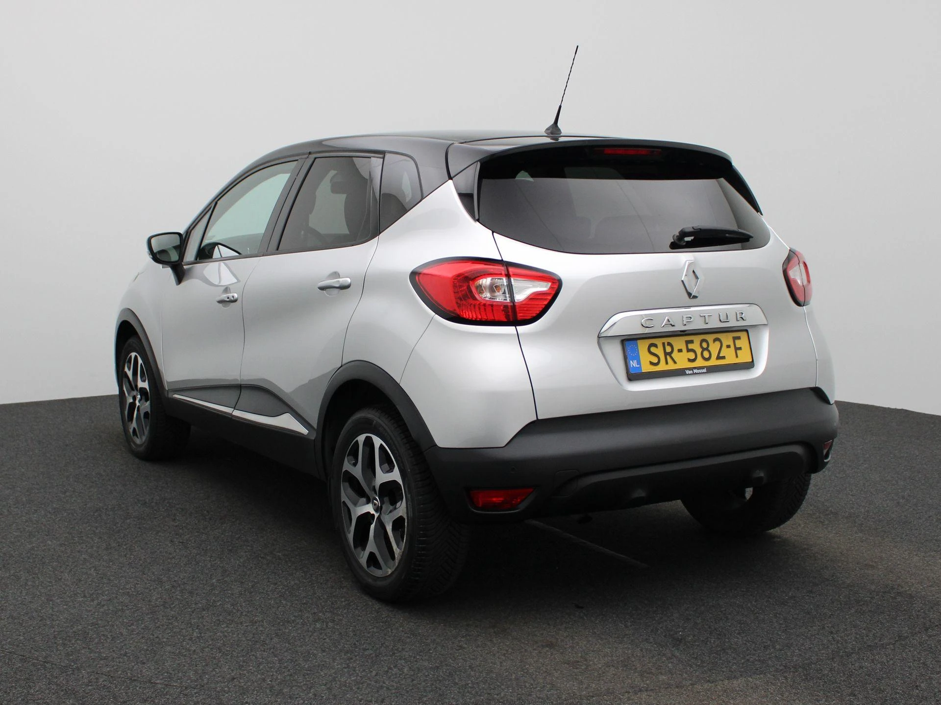 Renault Captur met kenteken 60100 – autofoto 3