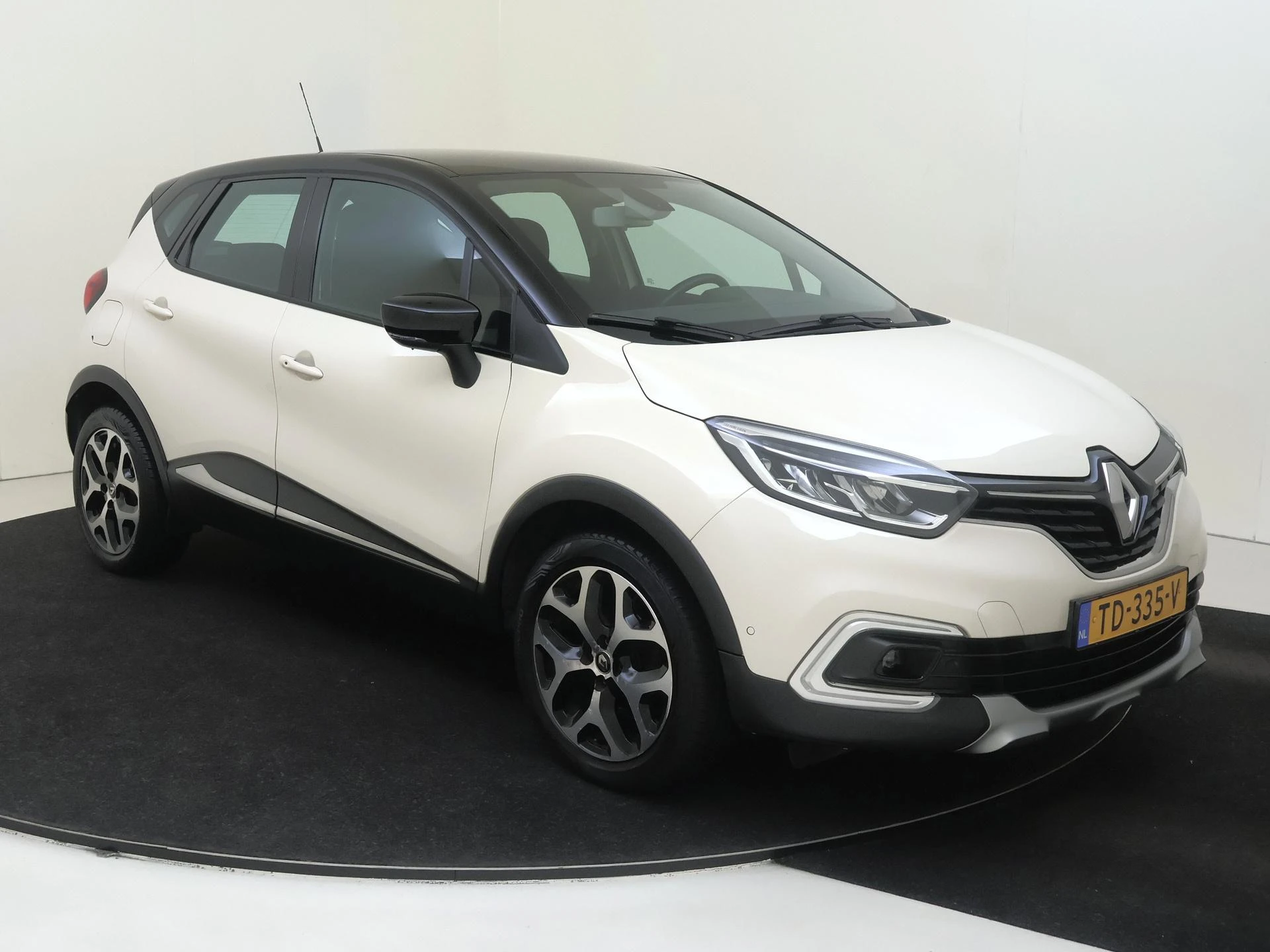 Renault Captur met kenteken 60100 – autofoto 3