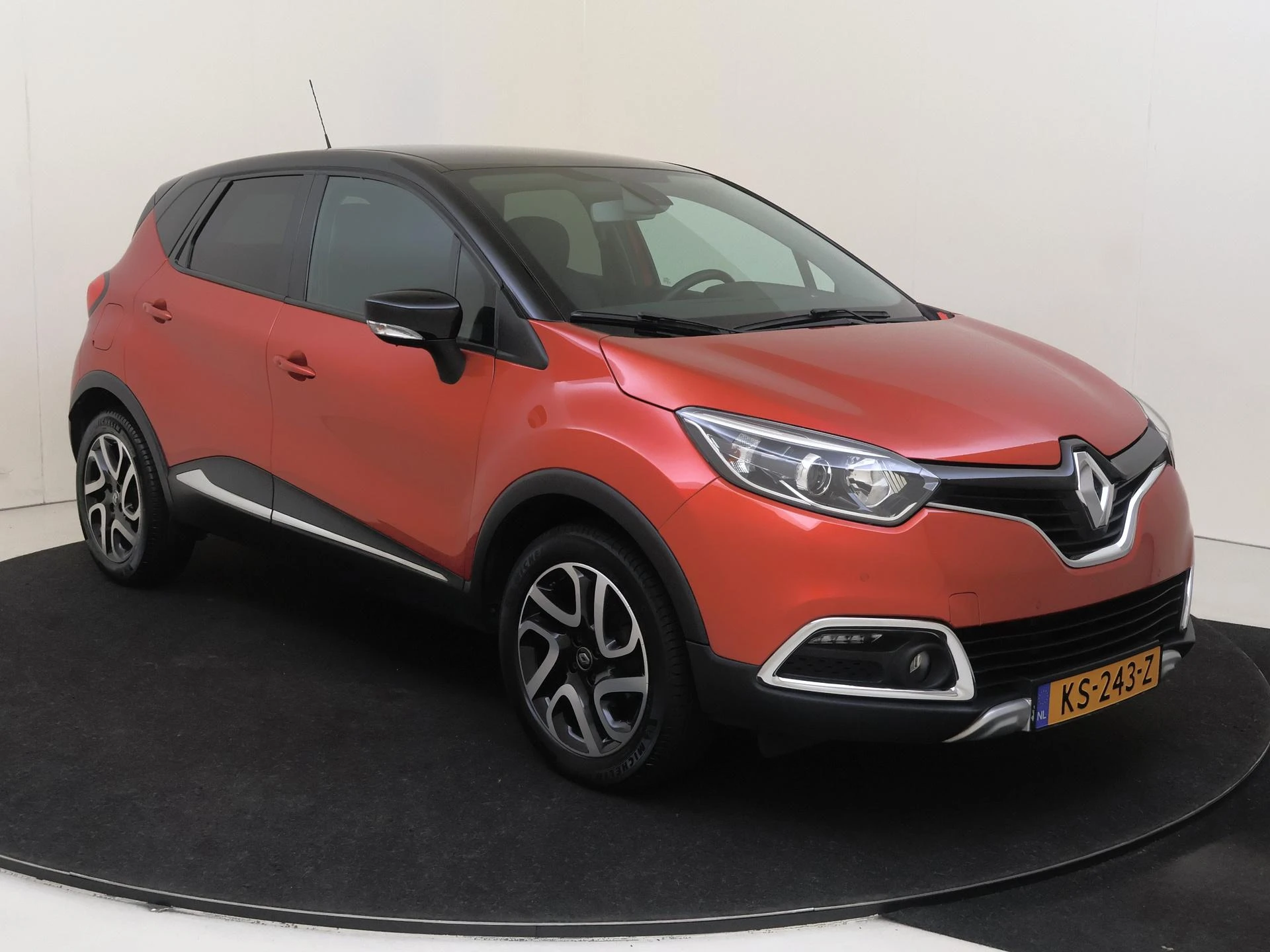 Renault Captur met kenteken 60100 – autofoto 3