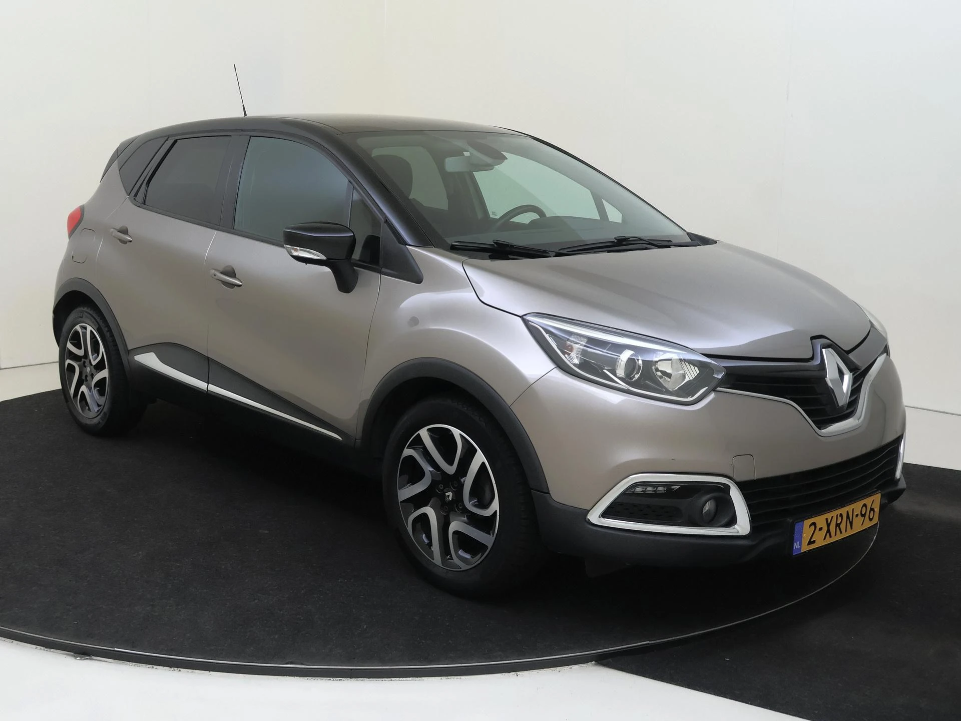 Renault Captur met kenteken 60100 – autofoto 4