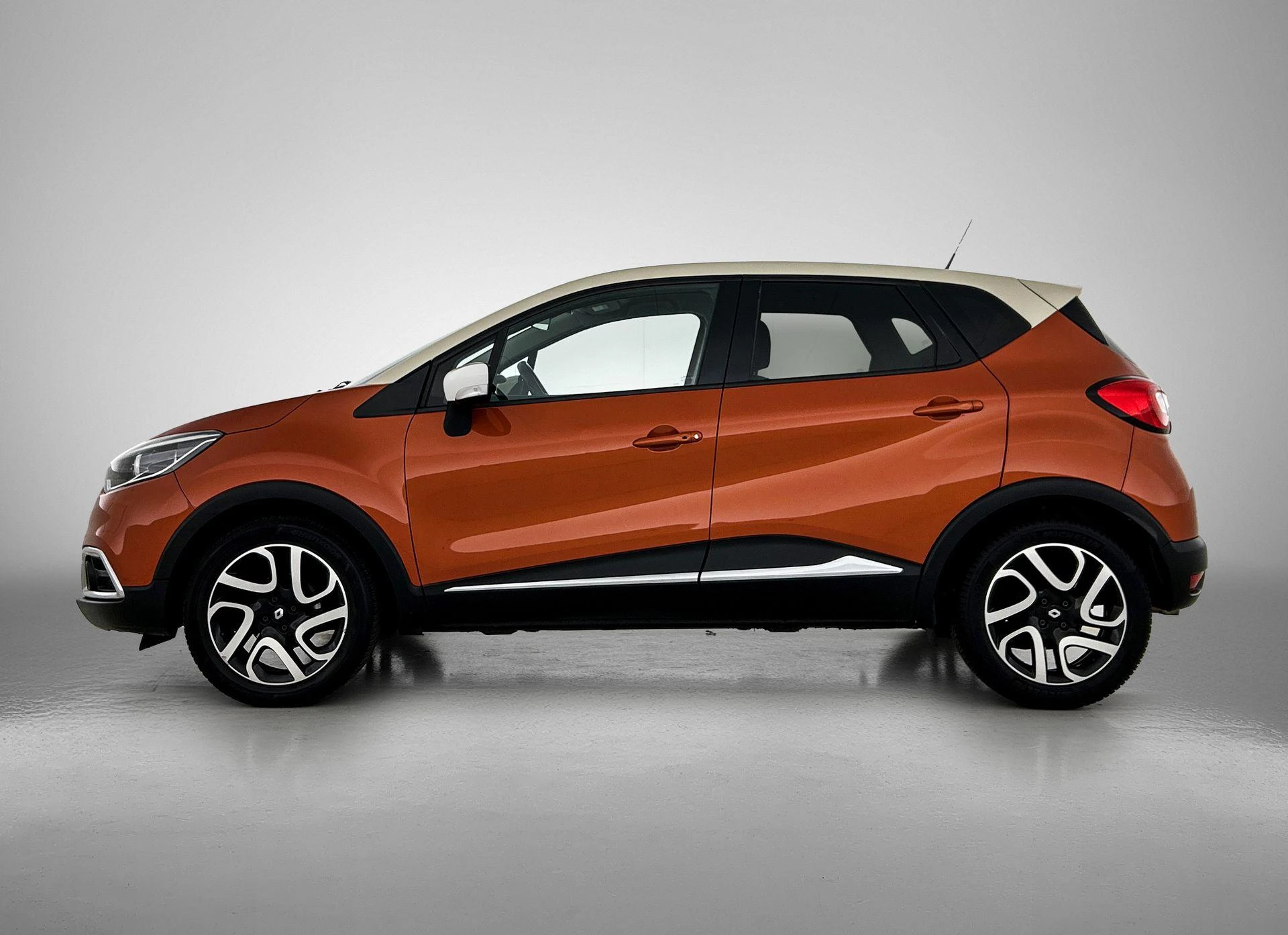 Renault Captur met kenteken 60100 – autofoto 4