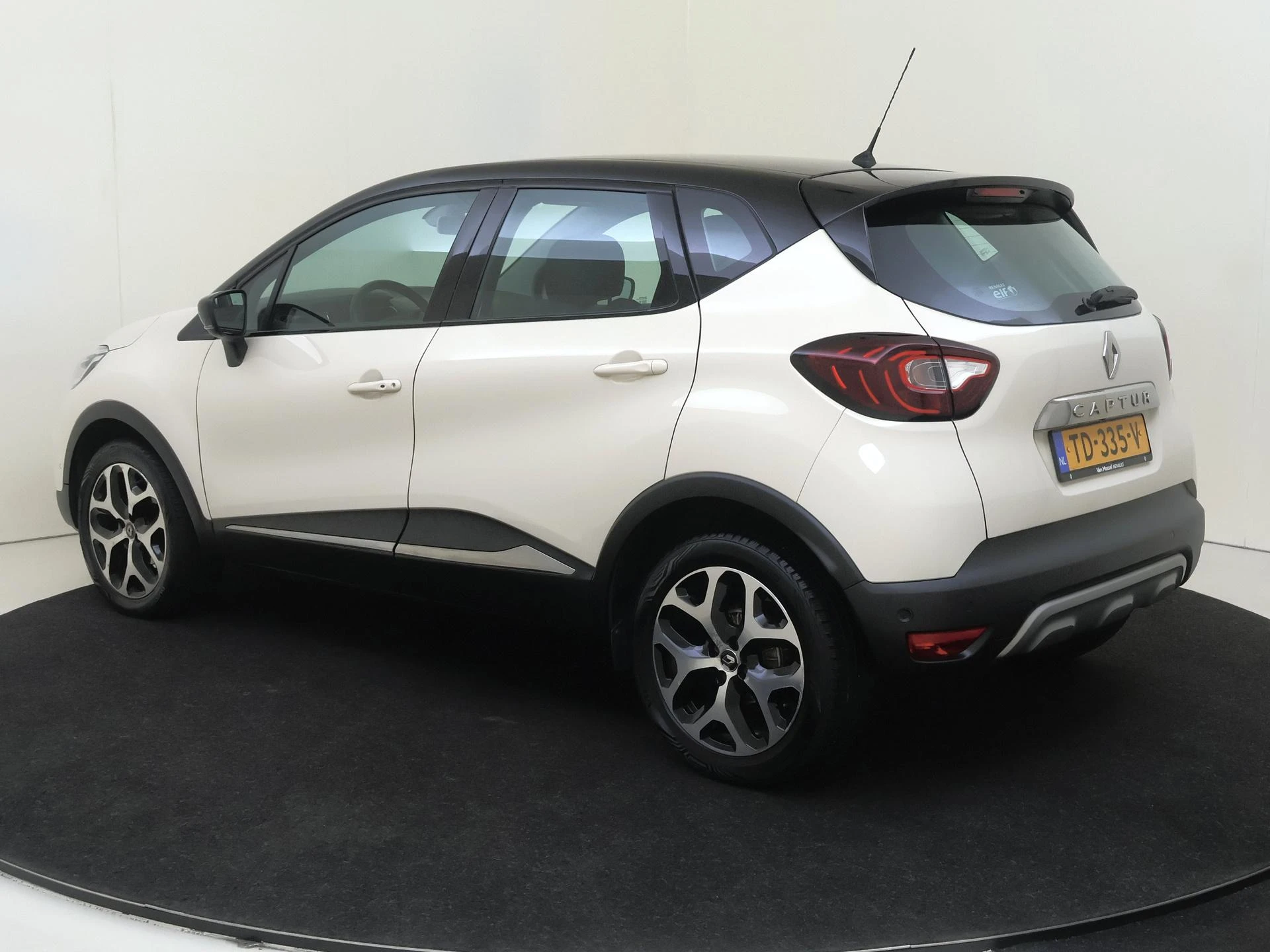 Renault Captur met kenteken 60100 – autofoto 4