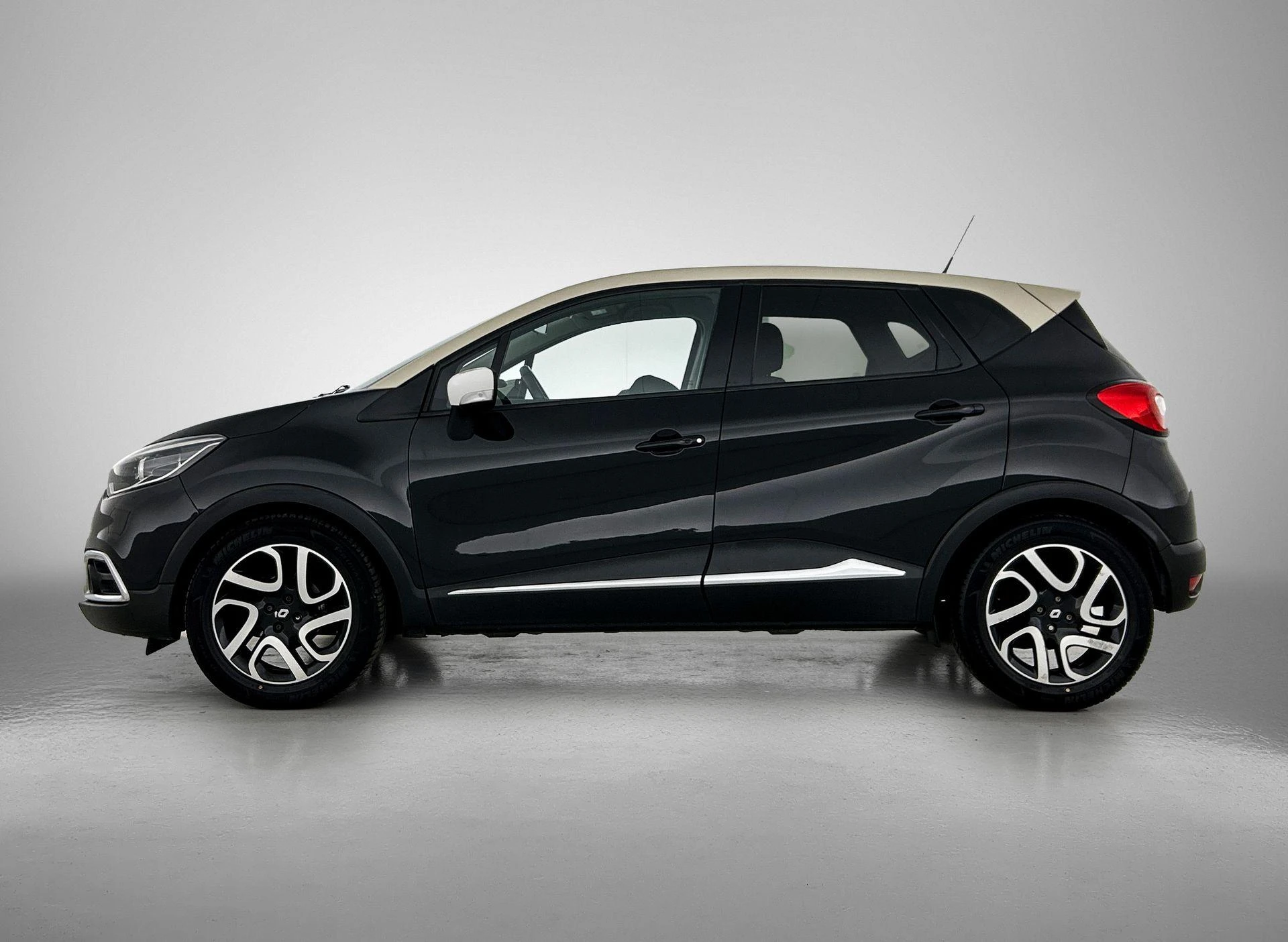 Renault Captur met kenteken 60100 – autofoto 4