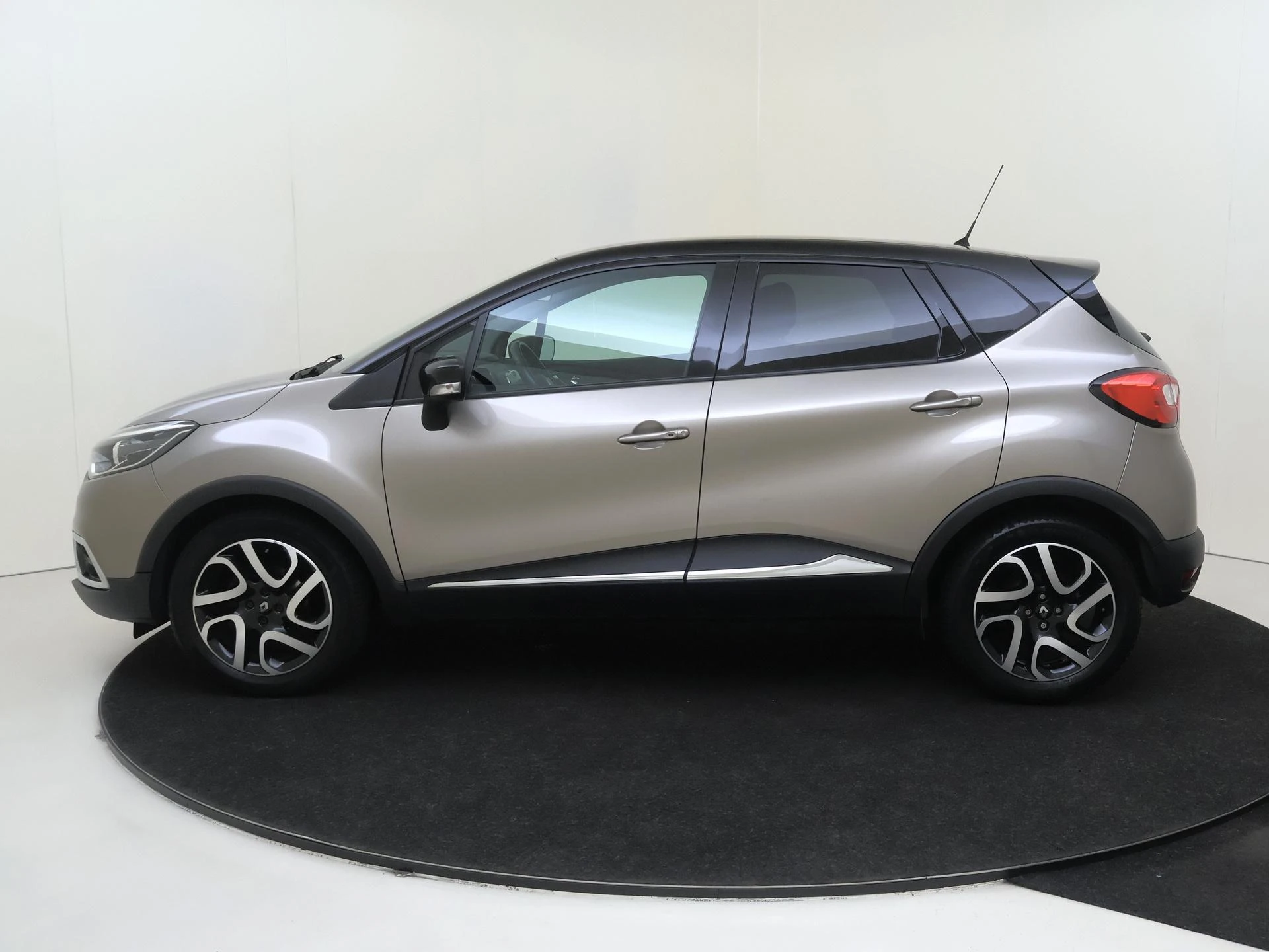 Renault Captur met kenteken 60100 – autofoto 5