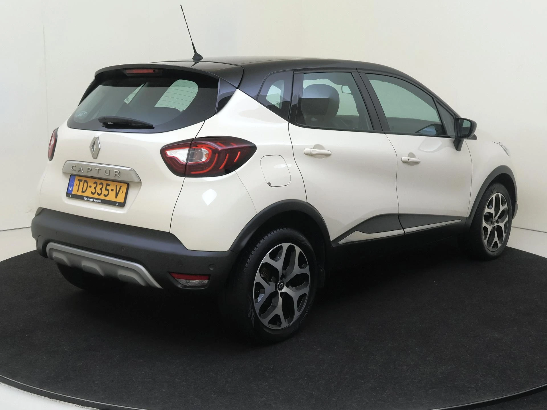 Renault Captur met kenteken 60100 – autofoto 5