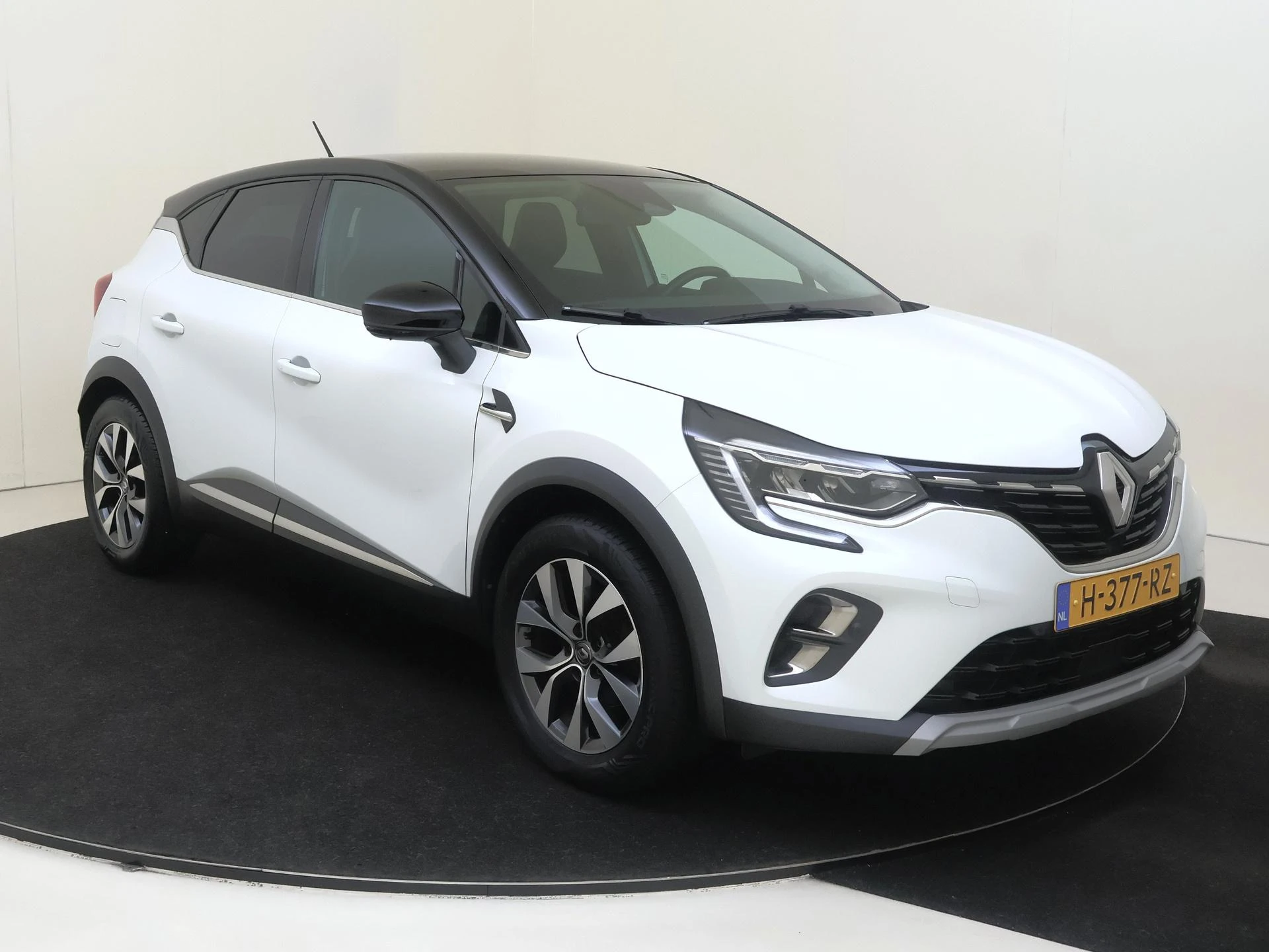 Renault Captur met kenteken 61100 – autofoto 3
