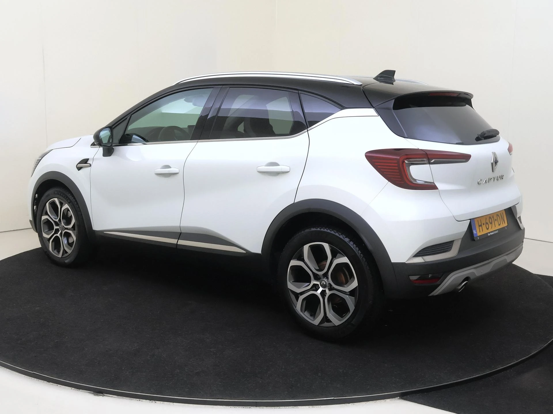 Renault Captur met kenteken 61100 – autofoto 4