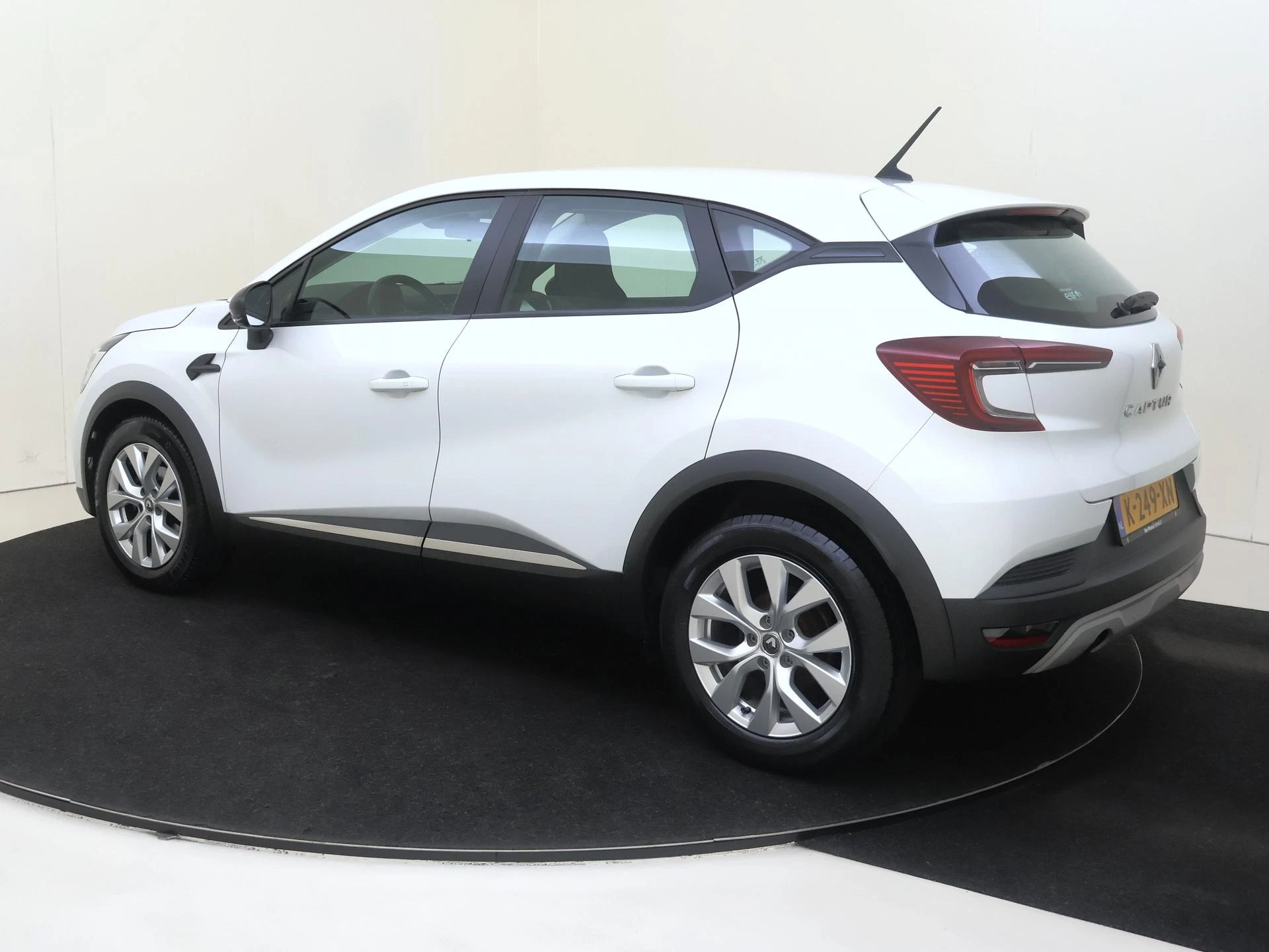 Renault Captur met kenteken 61100 – autofoto 4