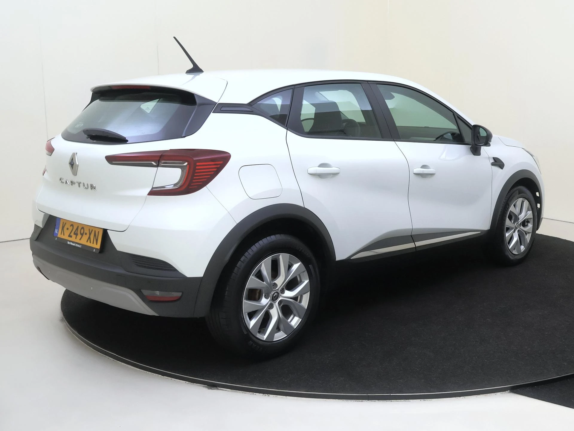 Renault Captur met kenteken 61100 – autofoto 5