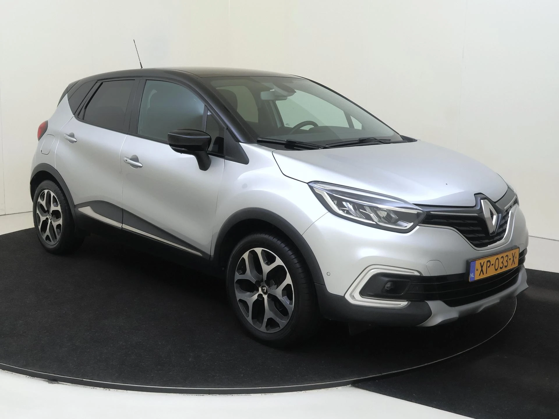 Renault Captur met kenteken 63100 – autofoto 3