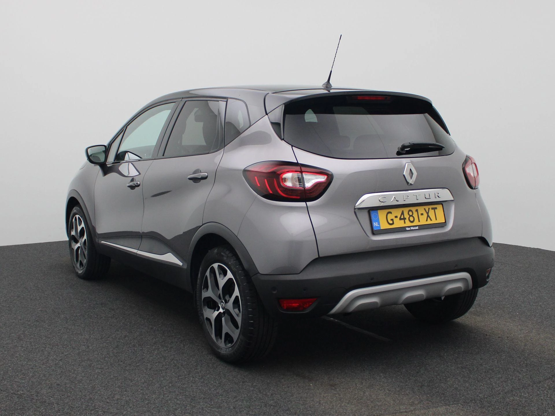 Renault Captur met kenteken 63100 – autofoto 3