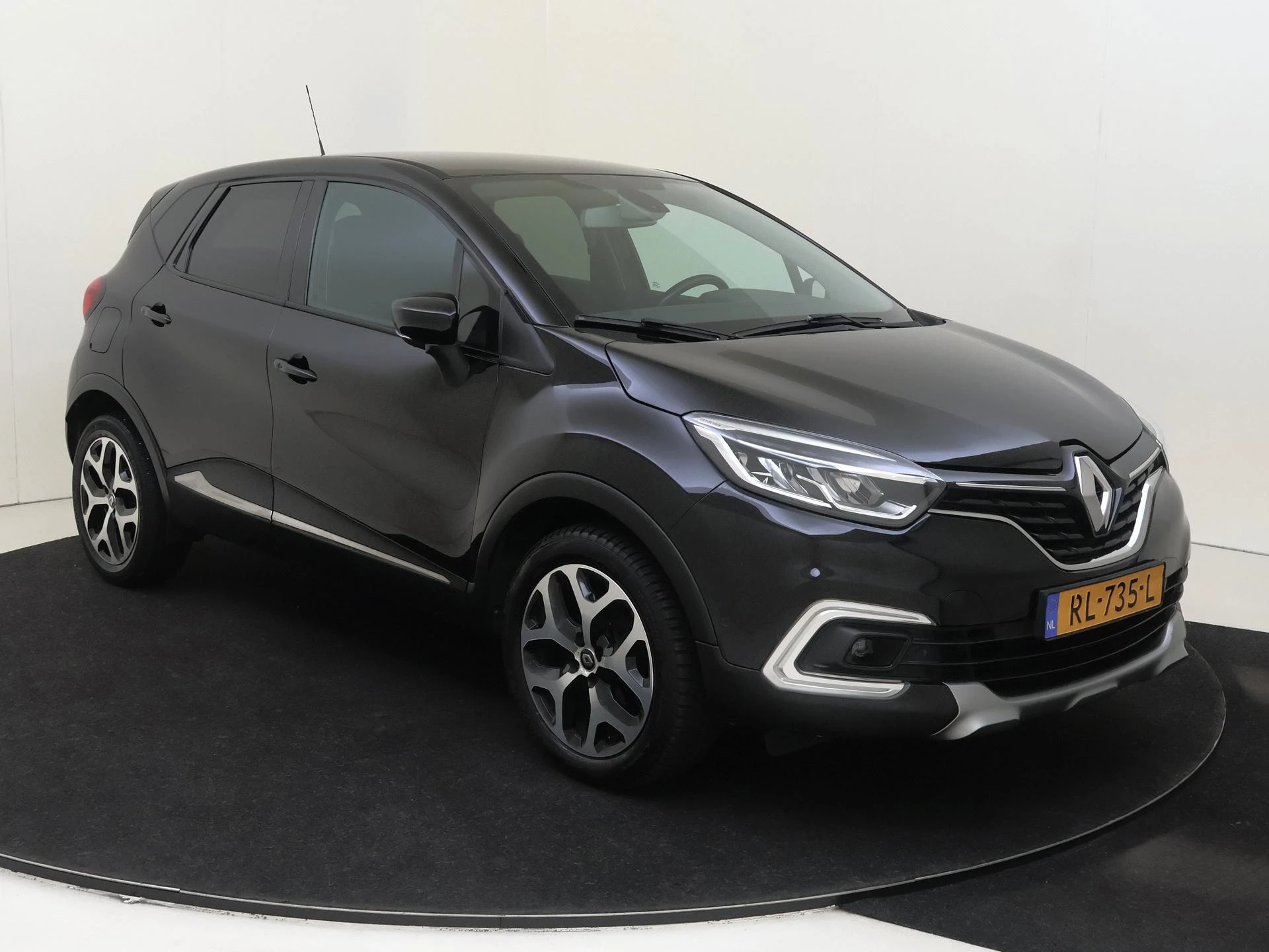 Renault Captur met kenteken 63100 – autofoto 3