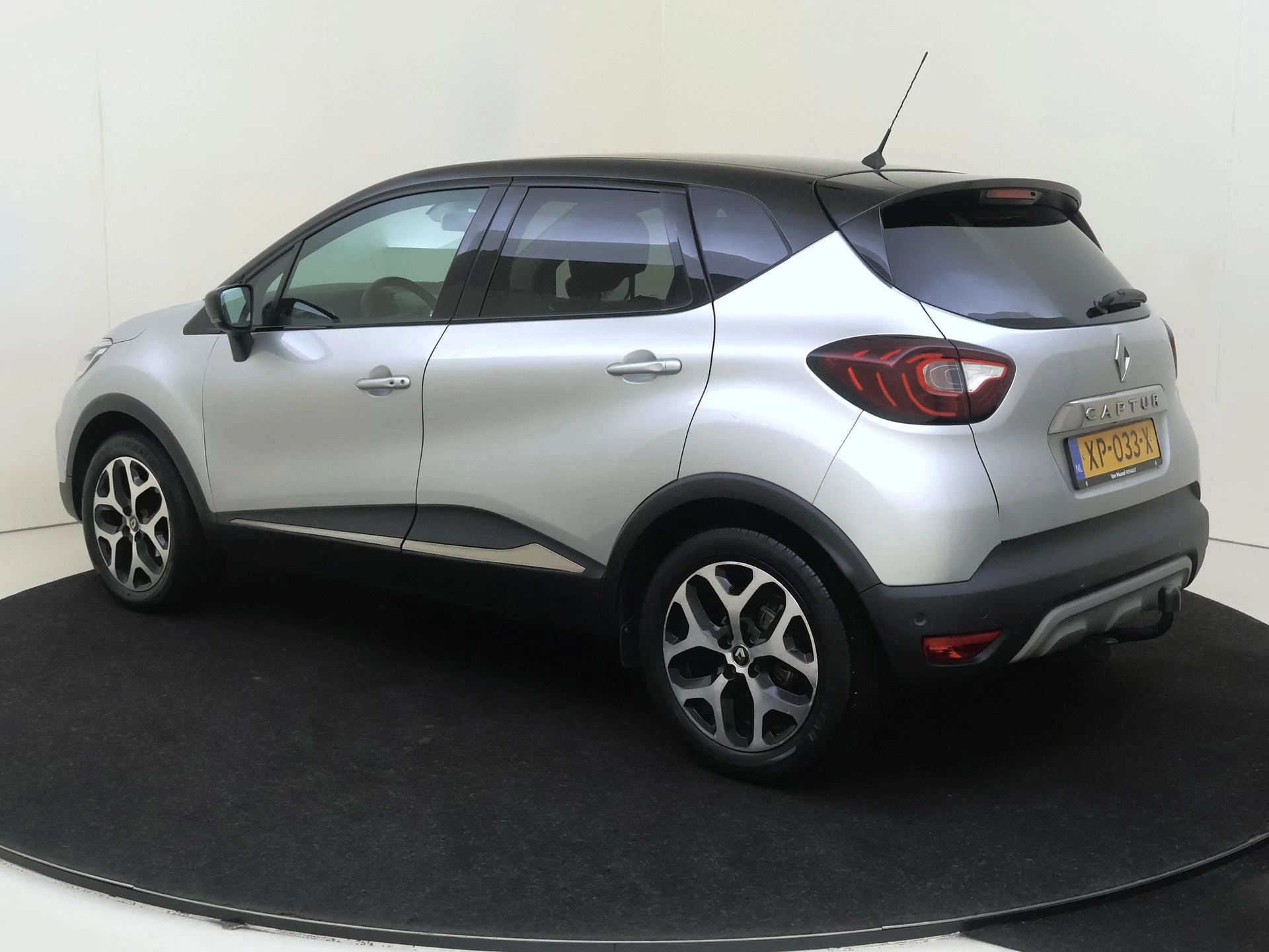 Renault Captur met kenteken 63100 – autofoto 4
