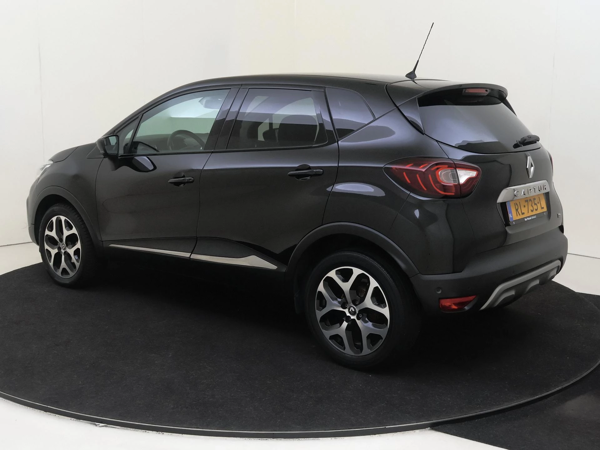 Renault Captur met kenteken 63100 – autofoto 4