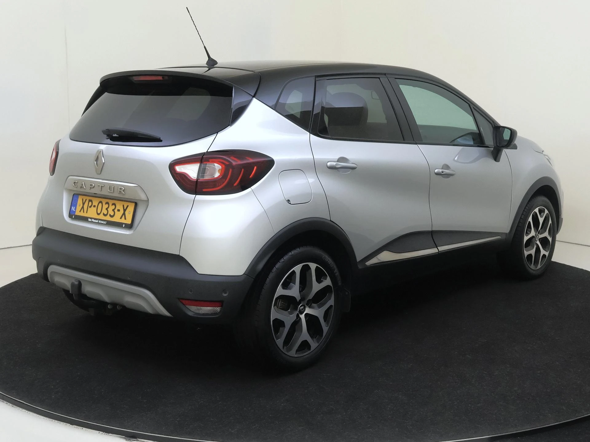 Renault Captur met kenteken 63100 – autofoto 5