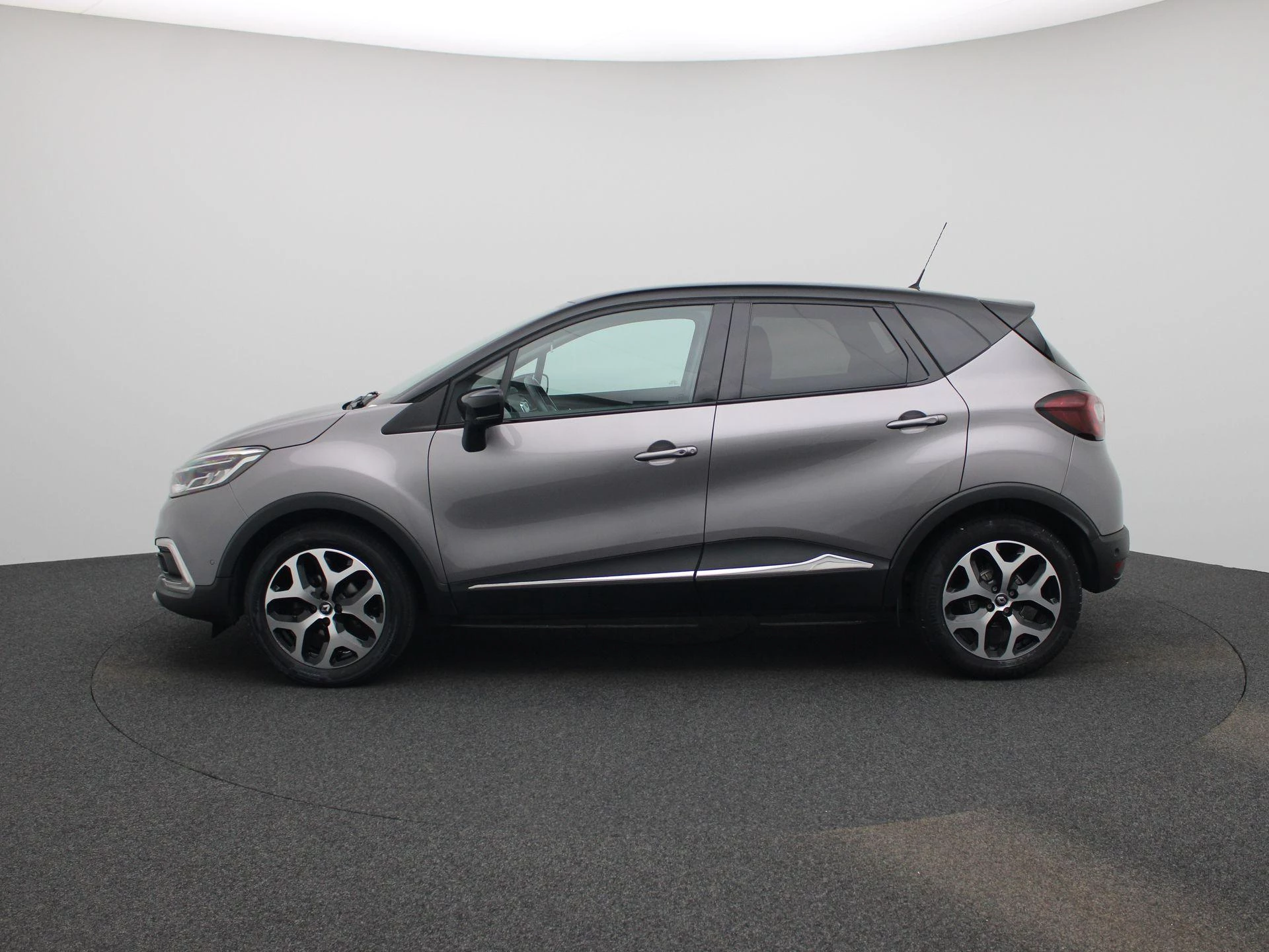 Renault Captur met kenteken 63100 – autofoto 5
