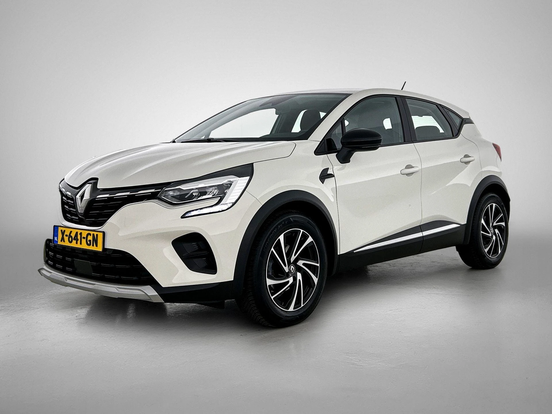 Renault Captur met kenteken 75100 – autofoto 2