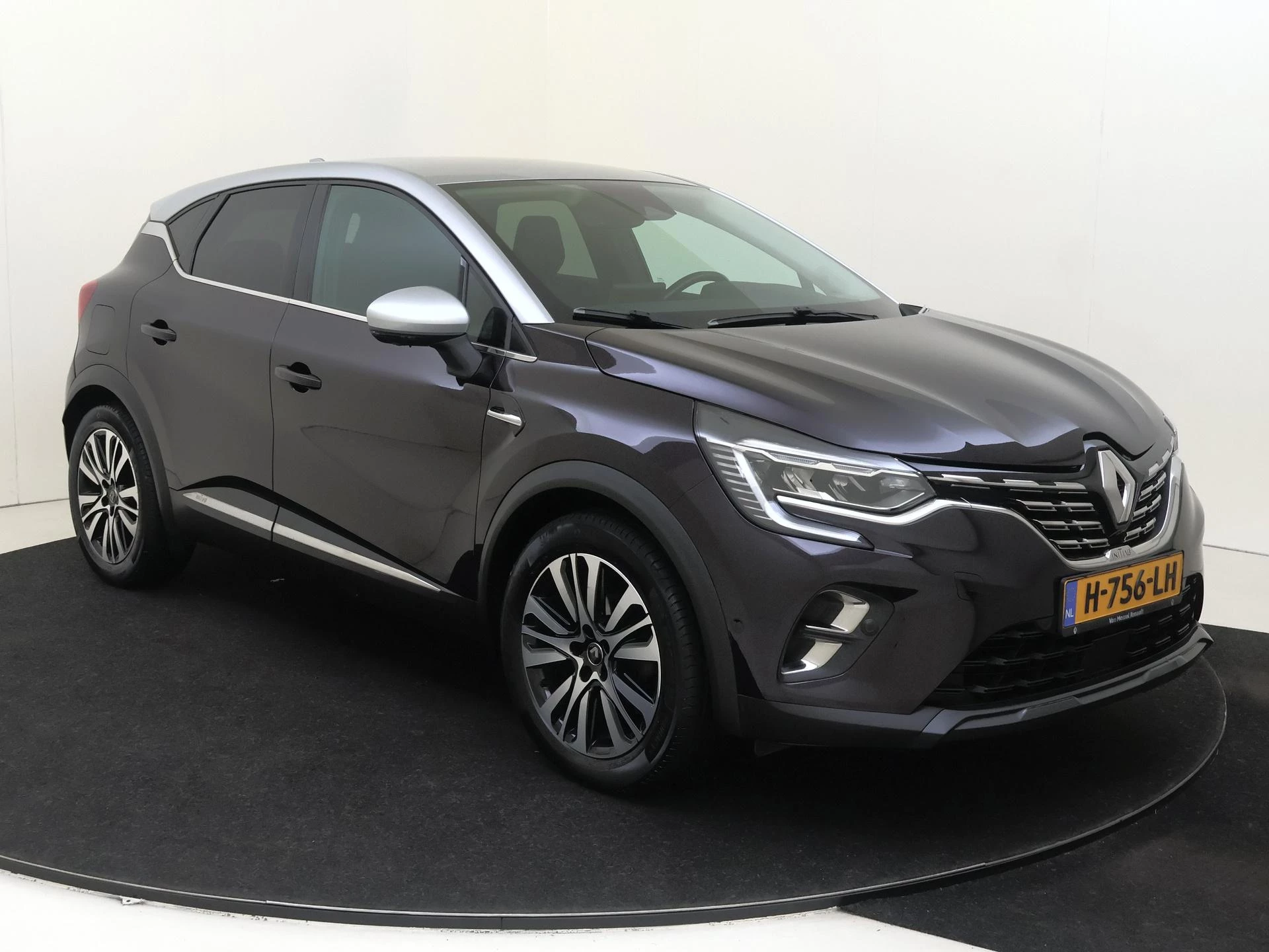 Renault Captur met kenteken 75100 – autofoto 3